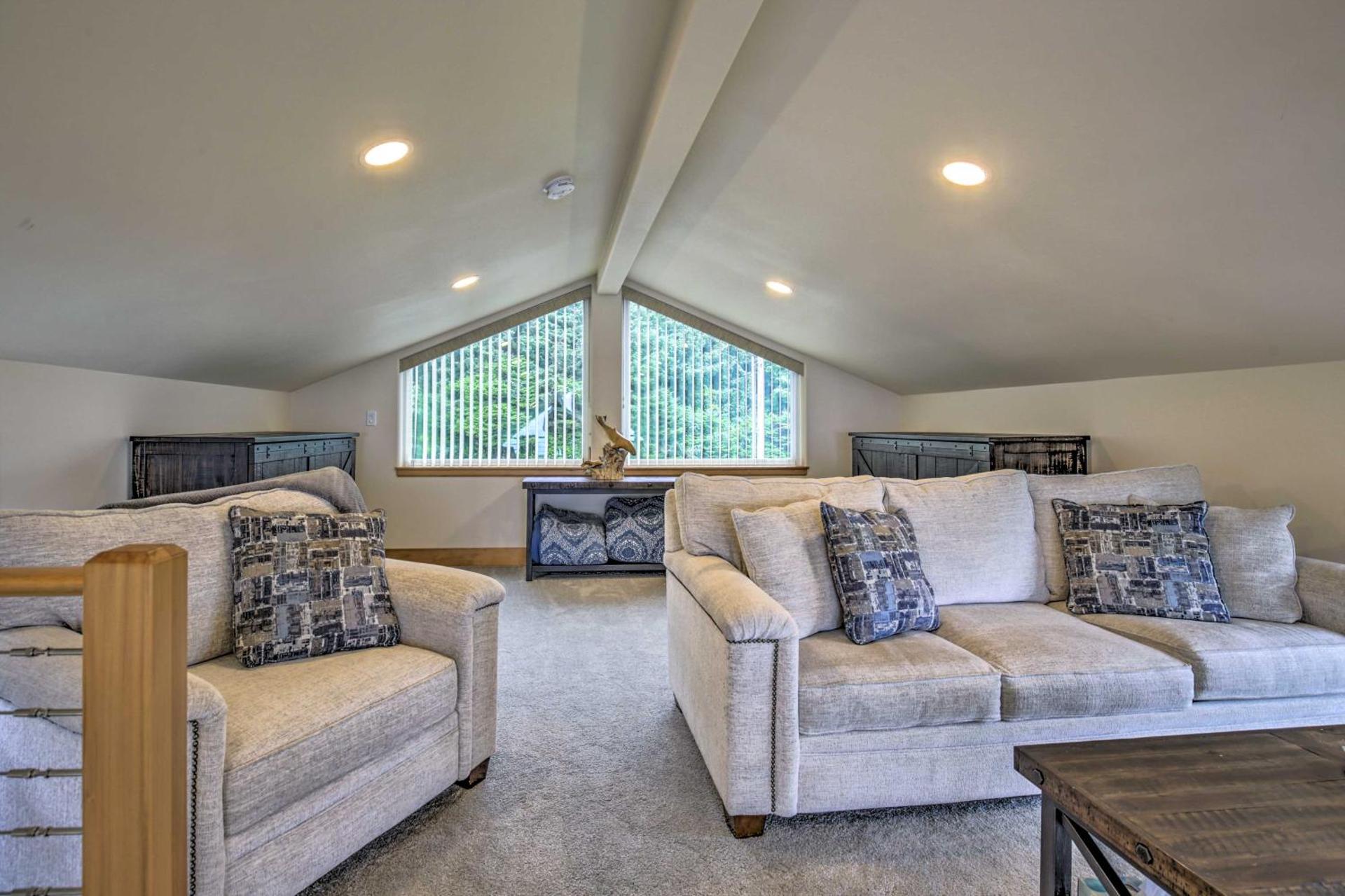 Walk to Beach! Chic Yachats Gem with Private Balcony