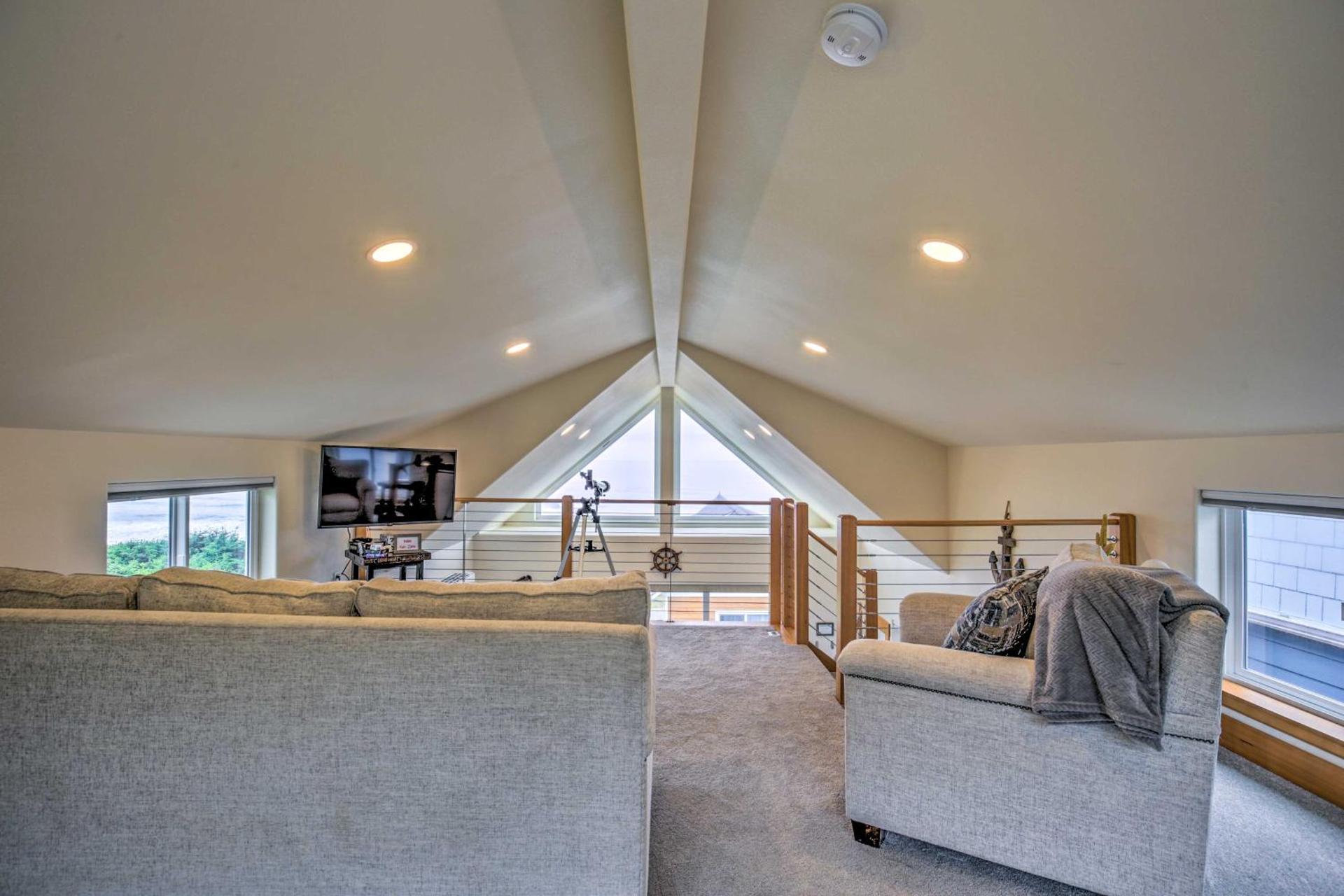 Walk to Beach! Chic Yachats Gem with Private Balcony