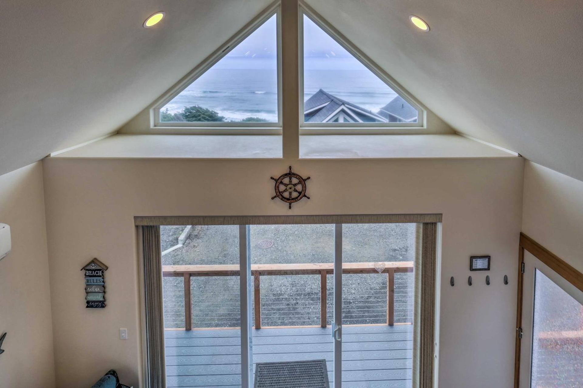 Walk to Beach! Chic Yachats Gem with Private Balcony