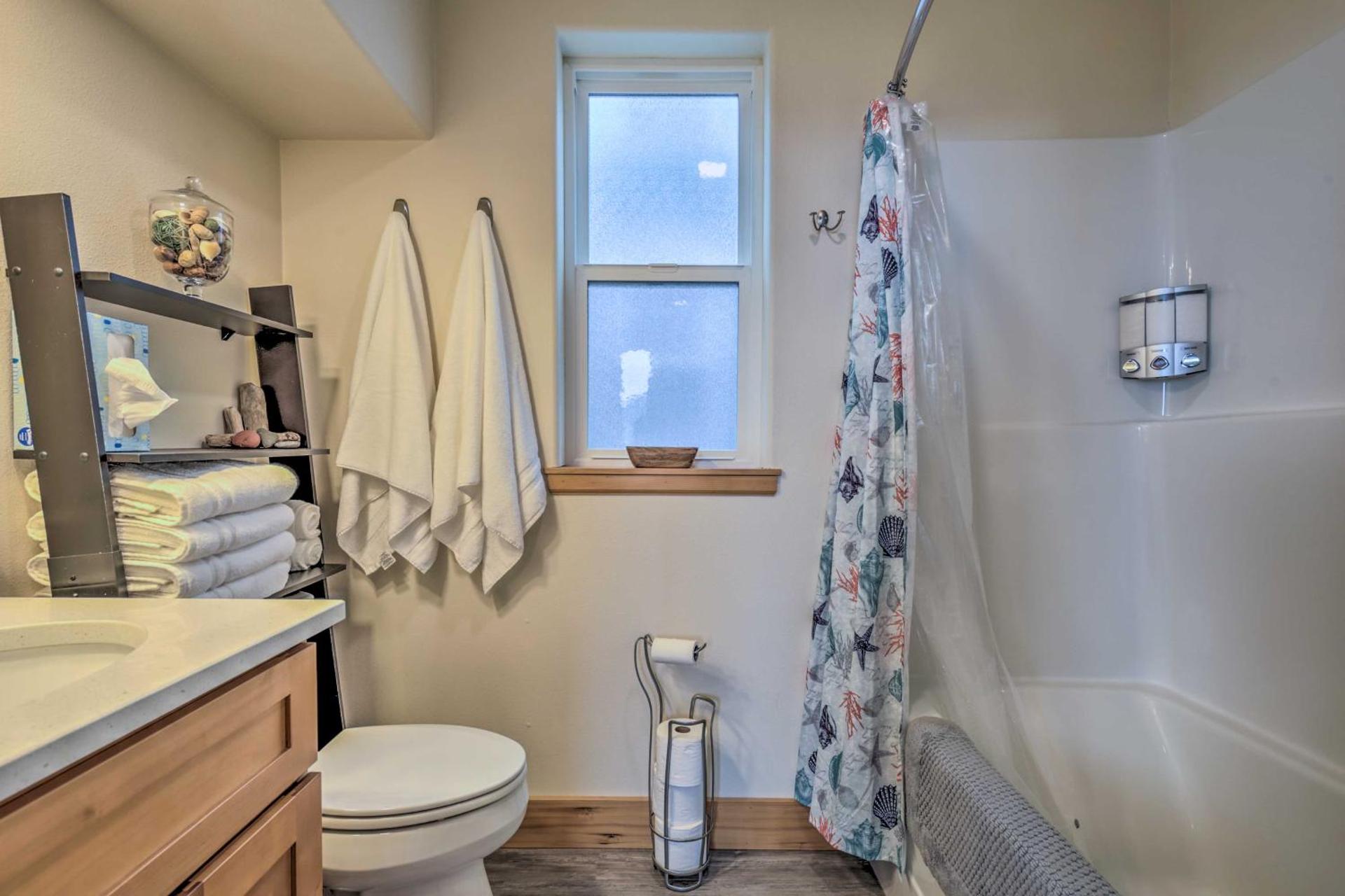 Walk to Beach! Chic Yachats Gem with Private Balcony