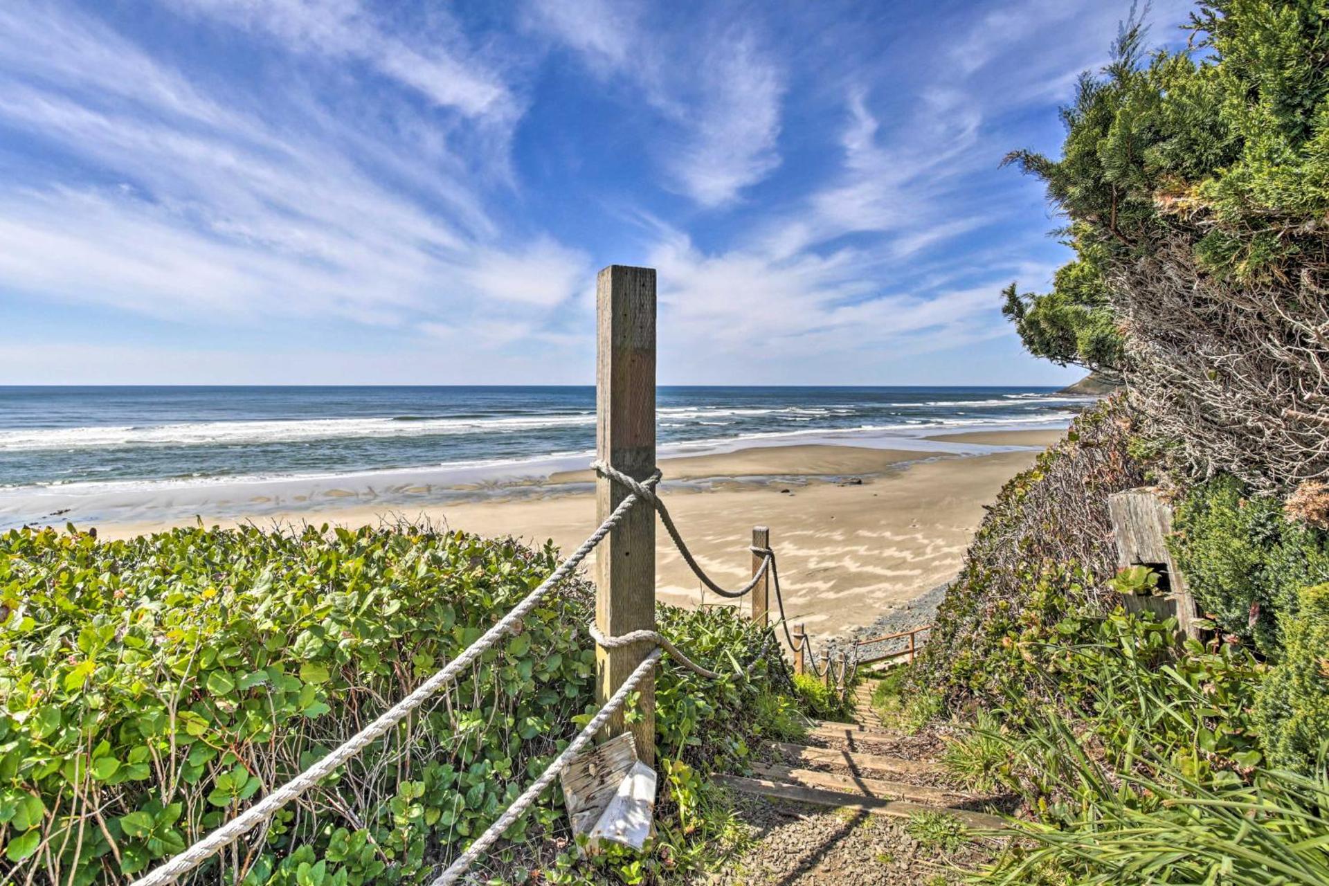 Walk to Beach! Chic Yachats Gem with Private Balcony
