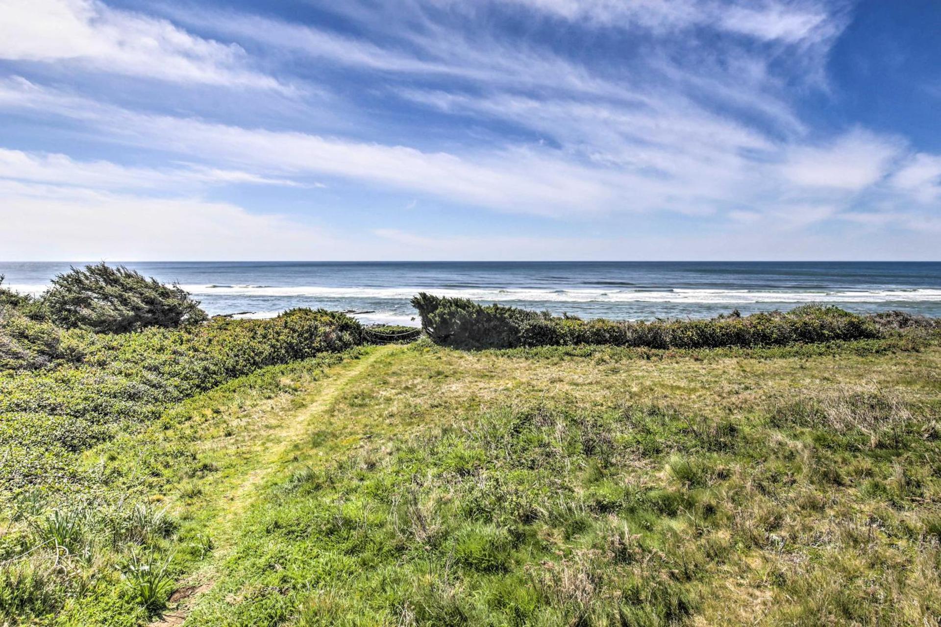 Walk to Beach! Chic Yachats Gem with Private Balcony