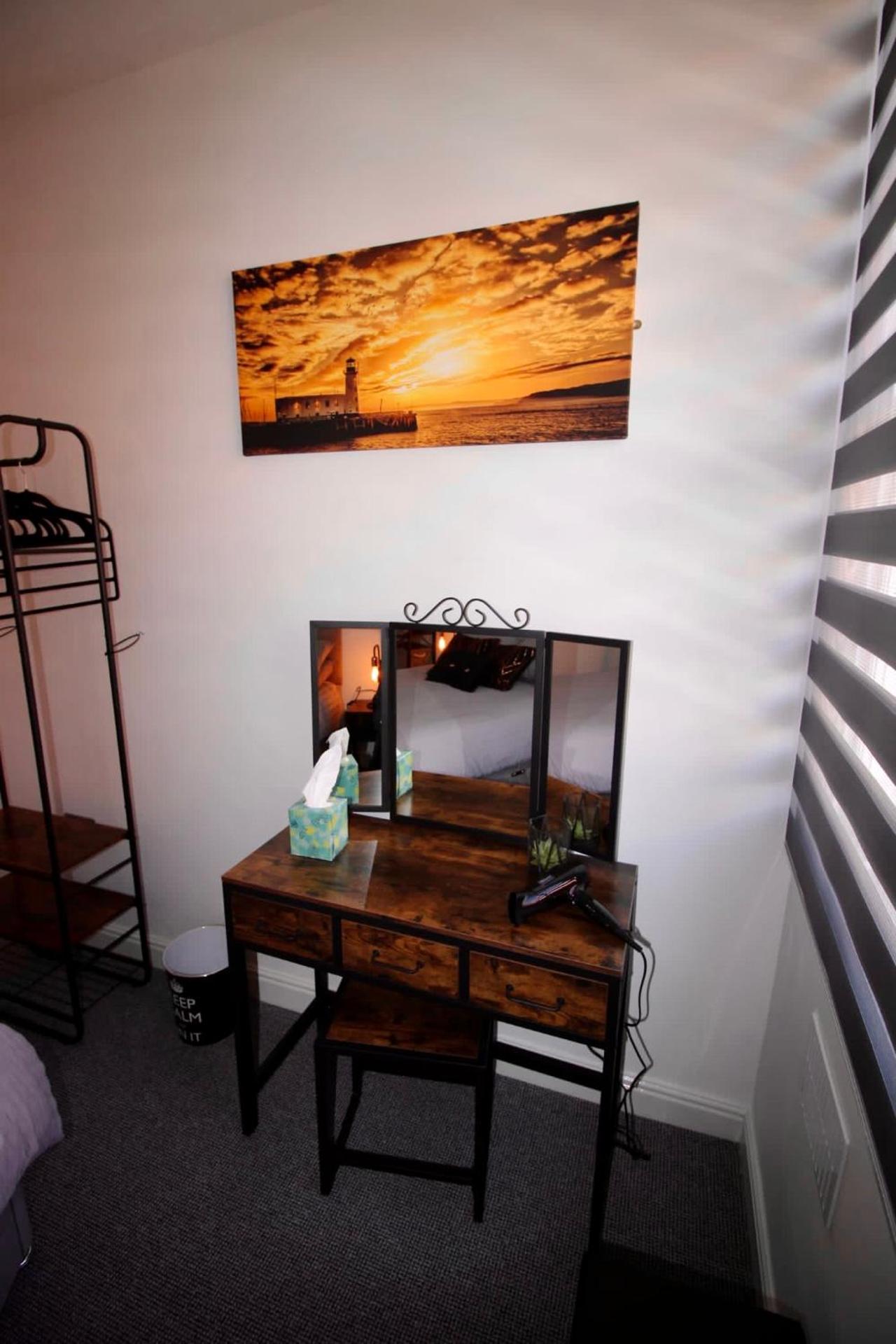 Lighthouse View - Amazing sea and beach view - Free Sky TV including Sports and Movies - Fast WIFI - Free Private Parking