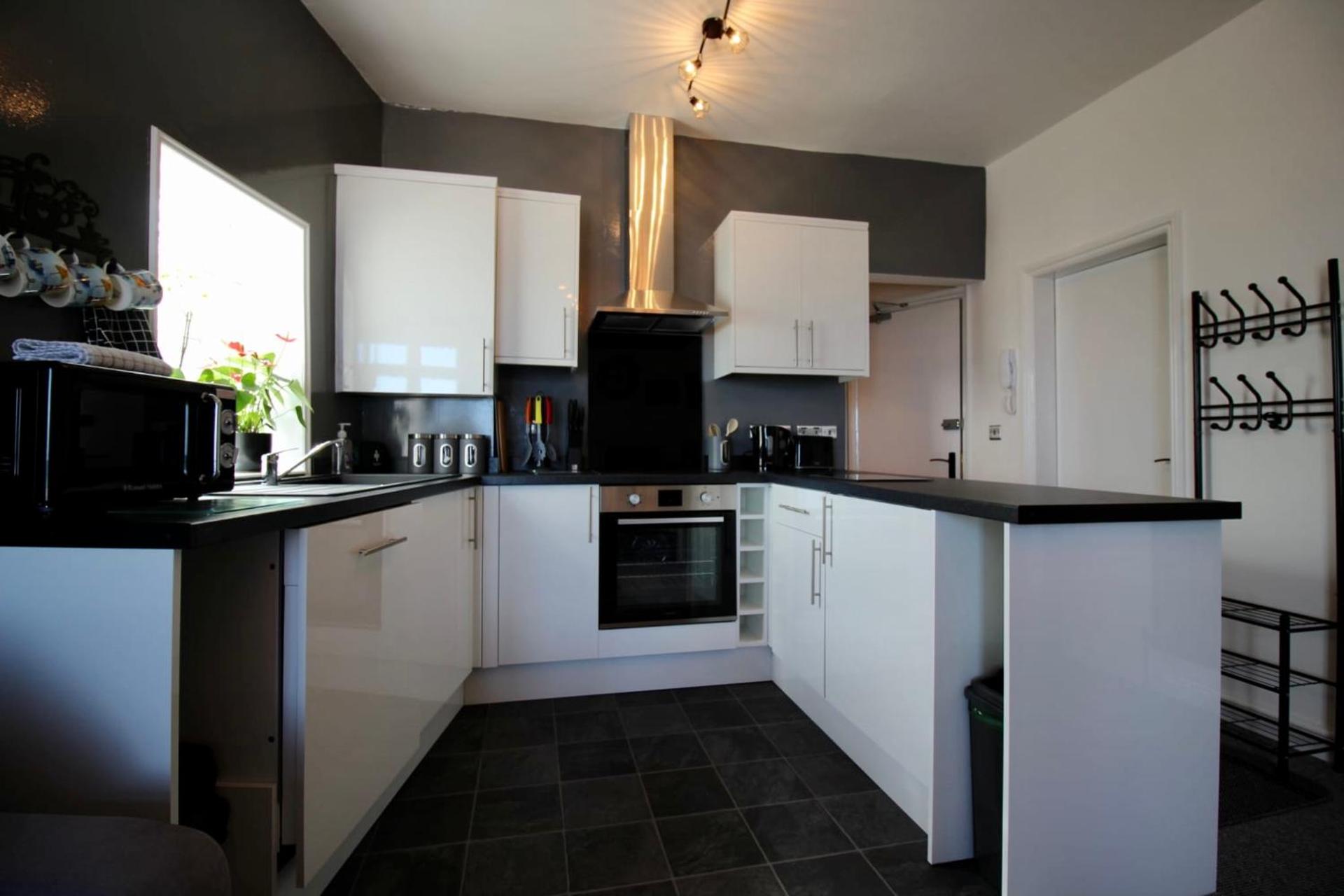 Lighthouse View - Amazing sea and beach view - Free Sky TV including Sports and Movies - Fast WIFI - Free Private Parking