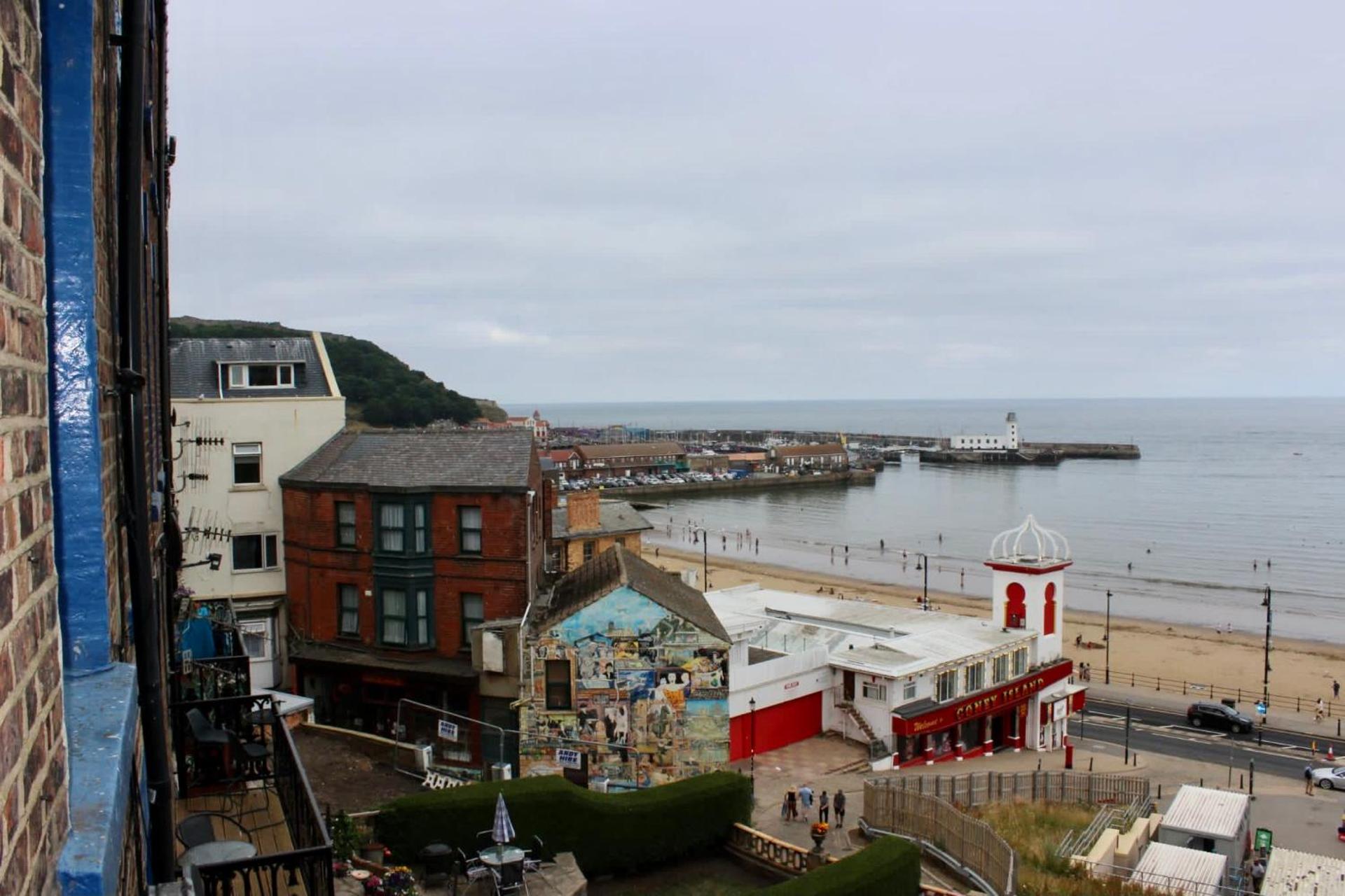 Lighthouse View - Amazing sea and beach view - Free Sky TV including Sports and Movies - Fast WIFI - Free Private Parking