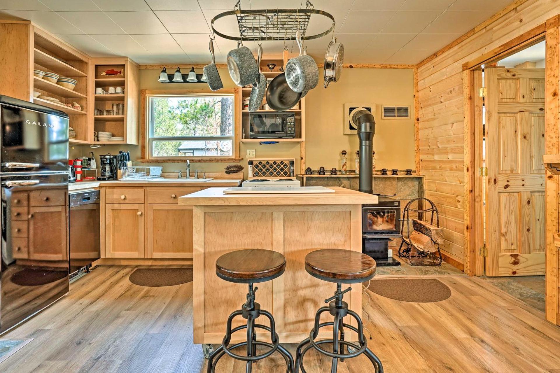 High Lakes Hideaway La Pine Fishing Cabin!