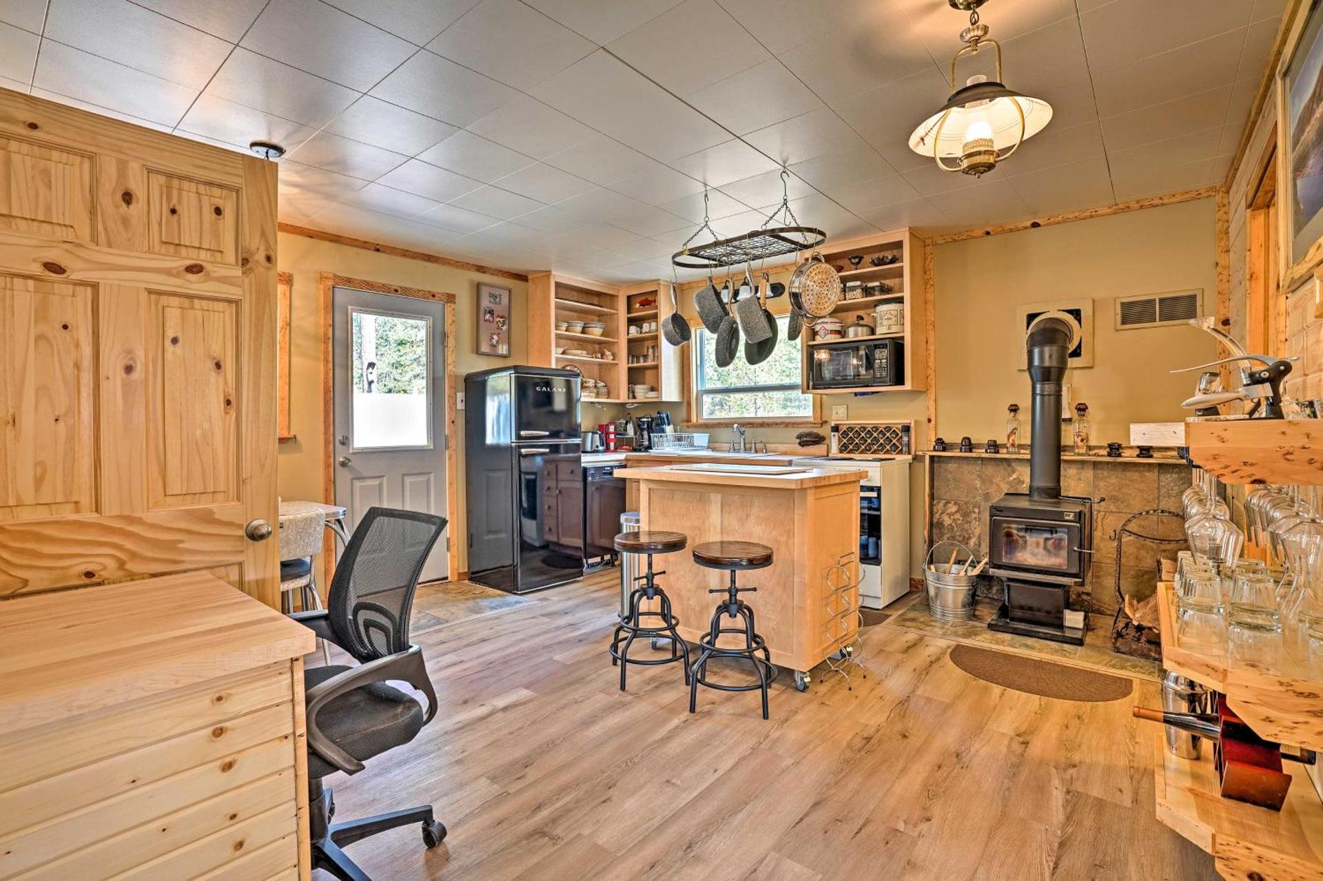 High Lakes Hideaway La Pine Fishing Cabin!