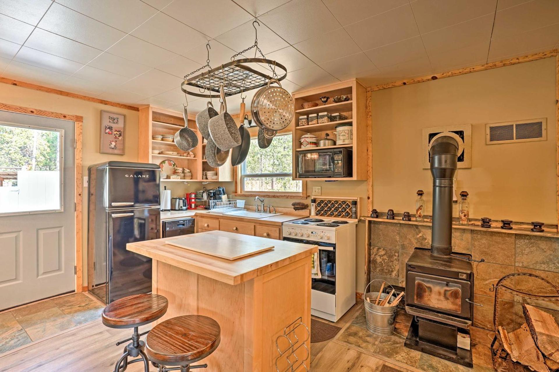 High Lakes Hideaway La Pine Fishing Cabin!