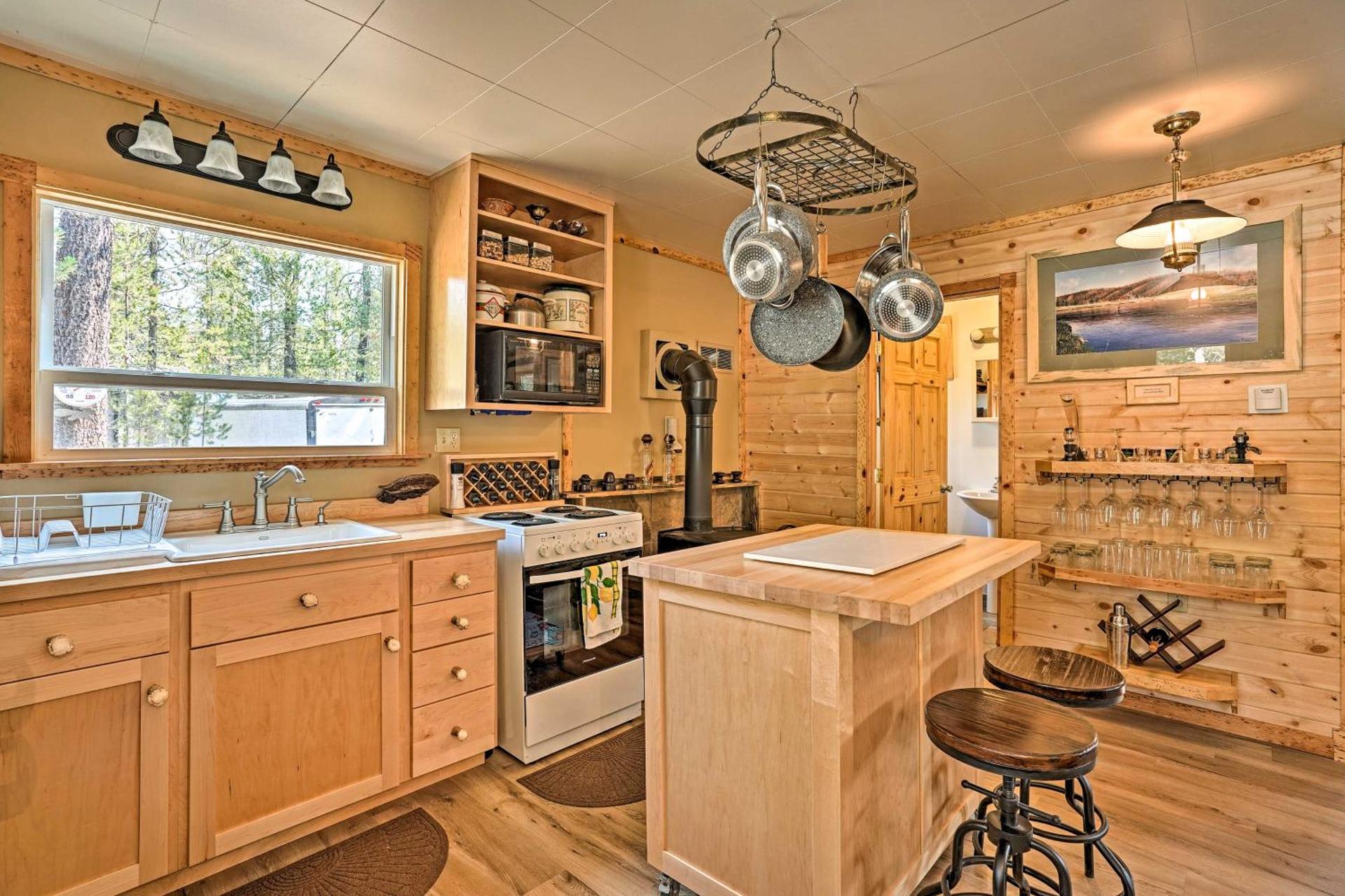 High Lakes Hideaway La Pine Fishing Cabin!