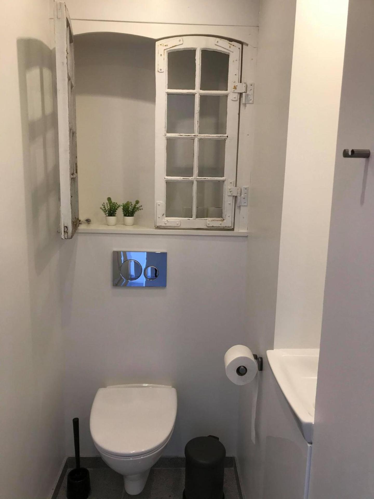 Poolhouse, no smoking everywhere