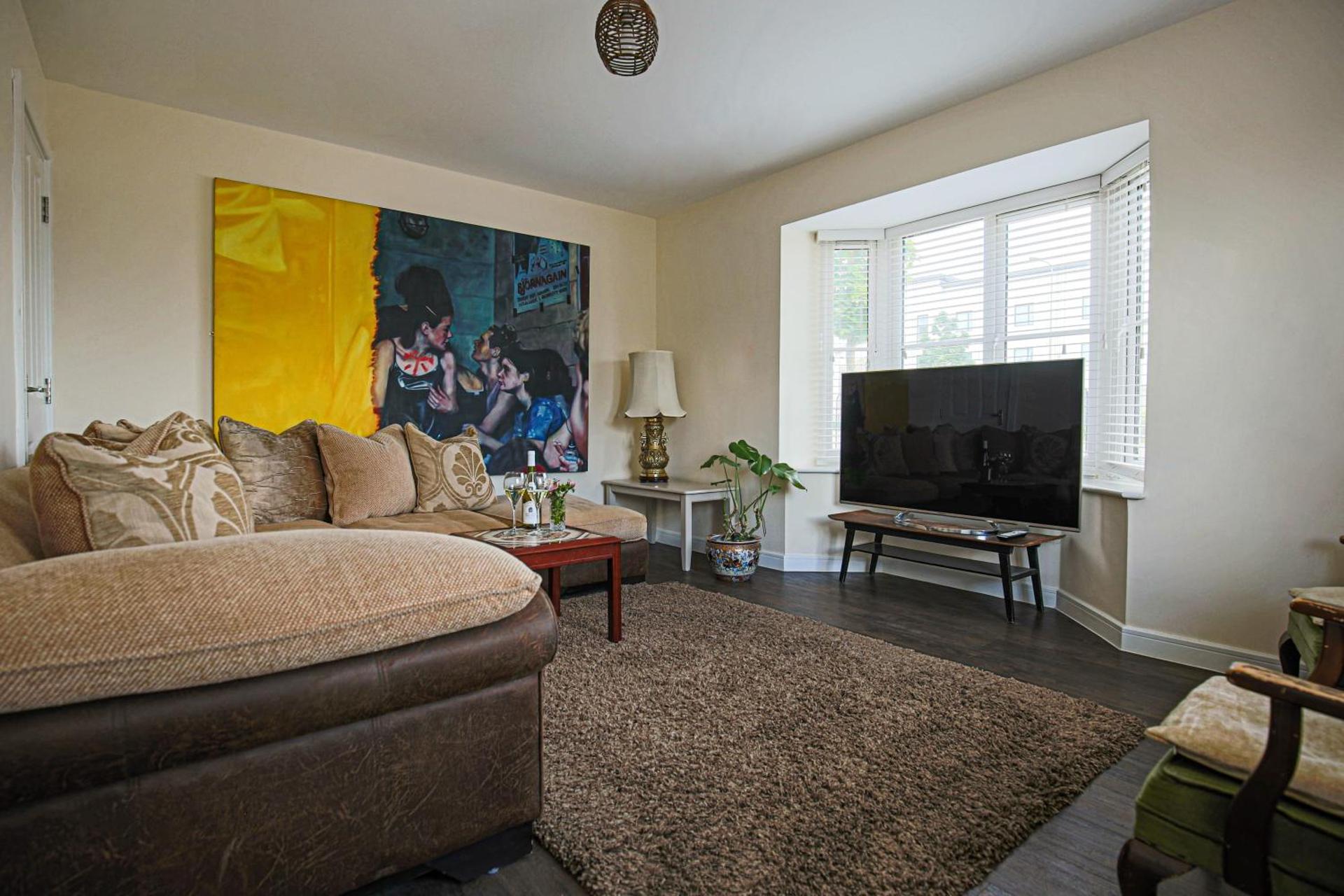 Premium 4 large double bed townhouse in Bicester, next to Bicester Village