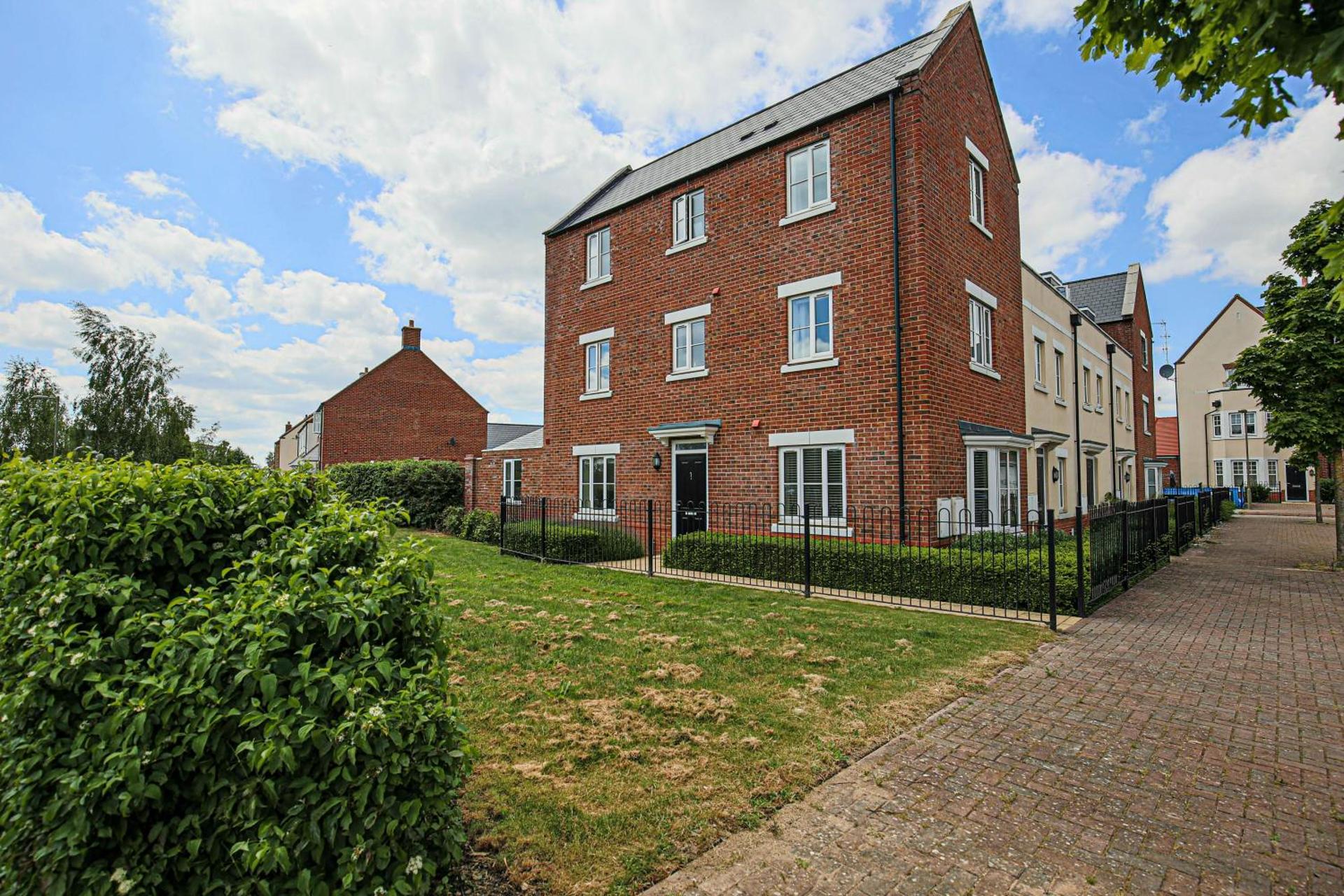 Premium 4 large double bed townhouse in Bicester, next to Bicester Village