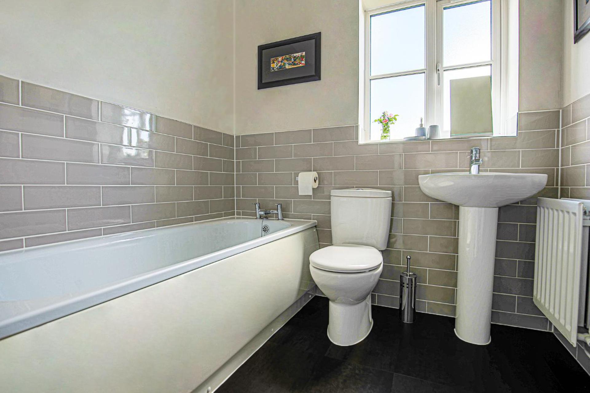 Premium 4 large double bed townhouse in Bicester, next to Bicester Village