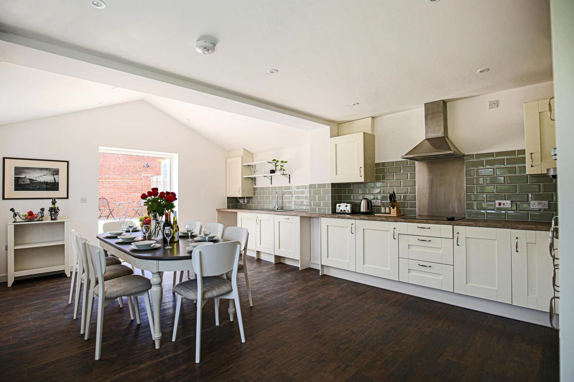 Premium 4 large double bed townhouse in Bicester, next to Bicester Village