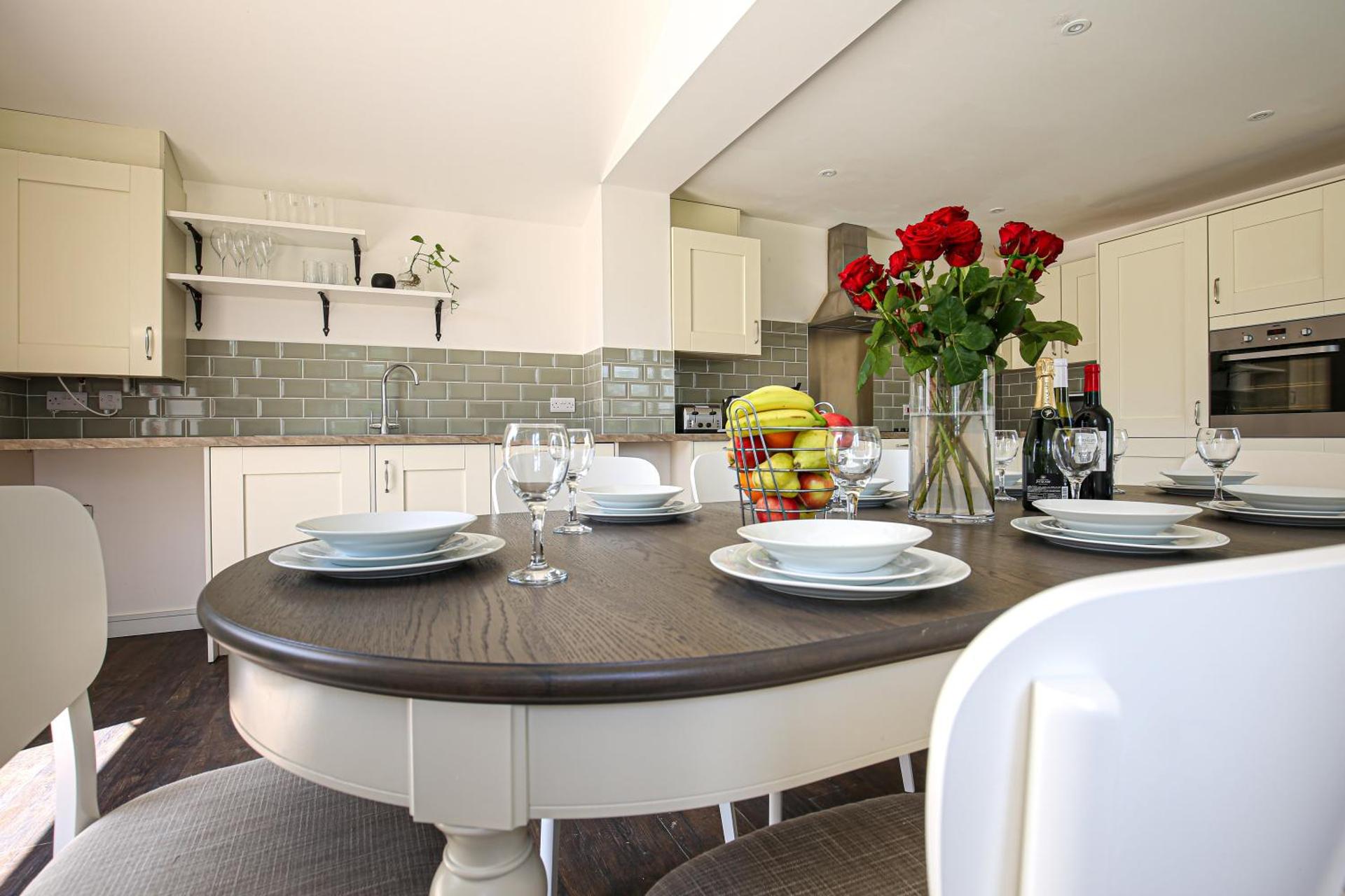 Premium 4 large double bed townhouse in Bicester, next to Bicester Village