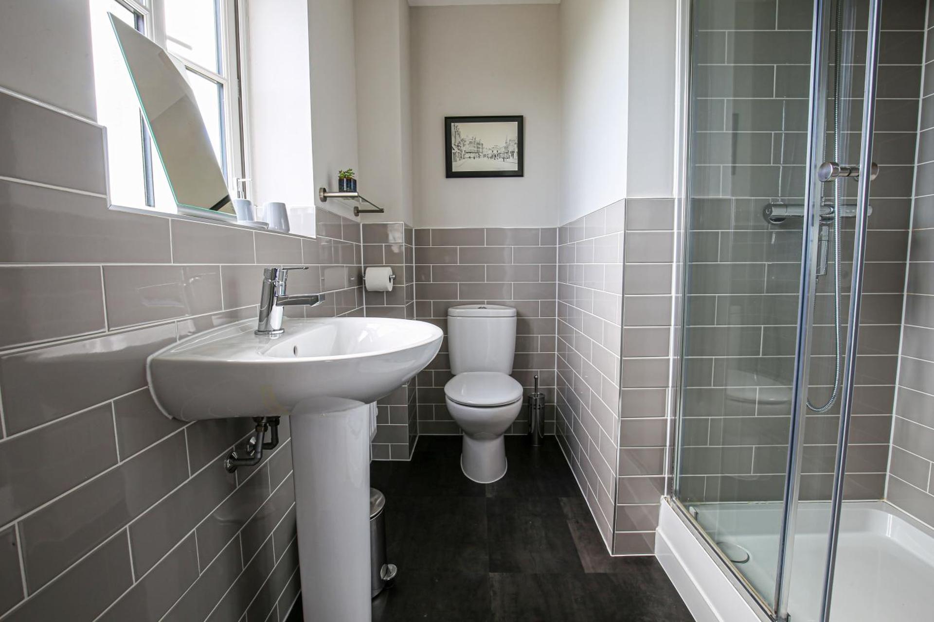 Premium 4 large double bed townhouse in Bicester, next to Bicester Village