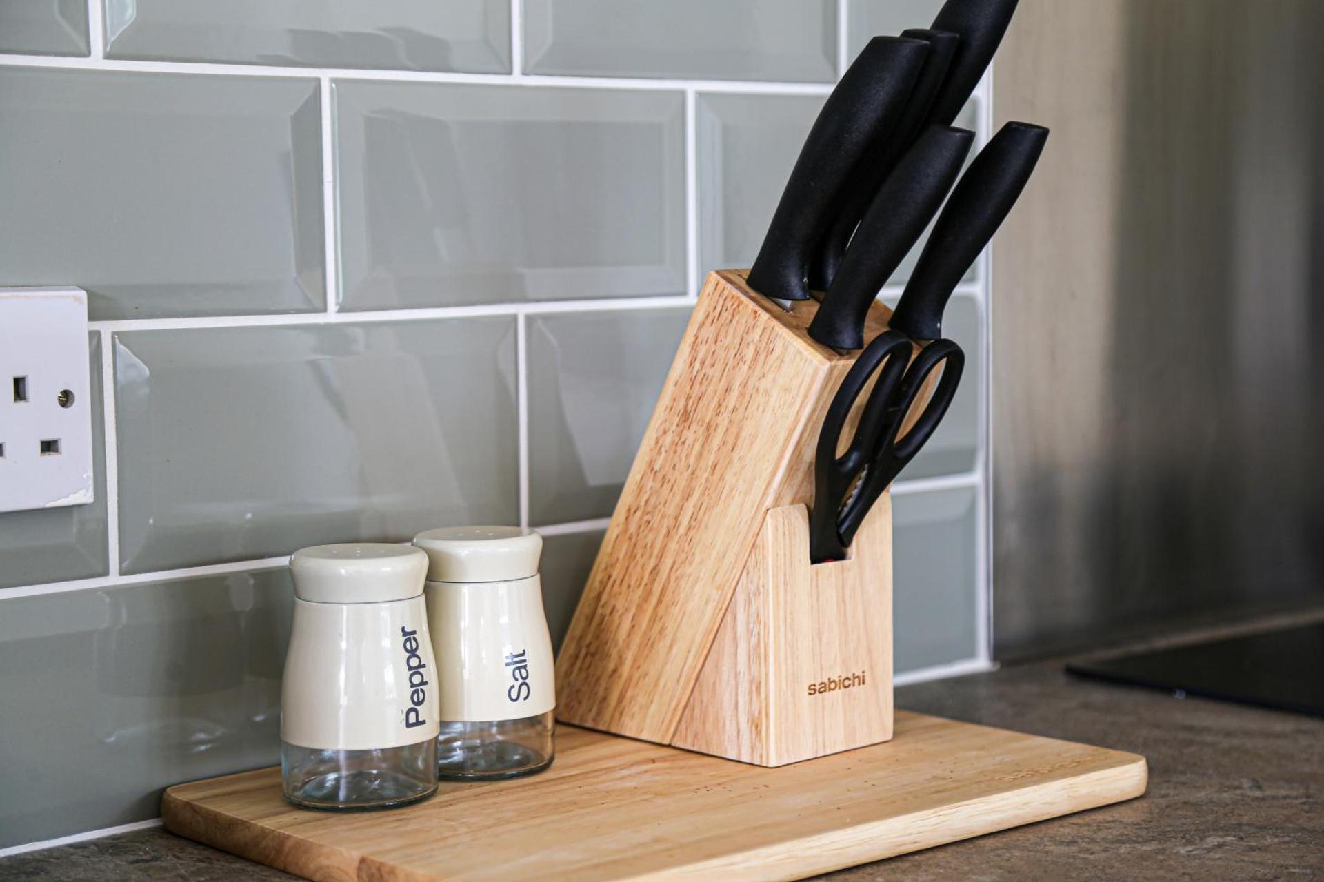 Premium 4 large double bed townhouse in Bicester, next to Bicester Village