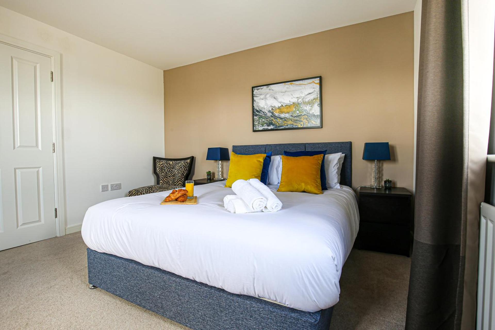 Premium 4 large double bed townhouse in Bicester, next to Bicester Village