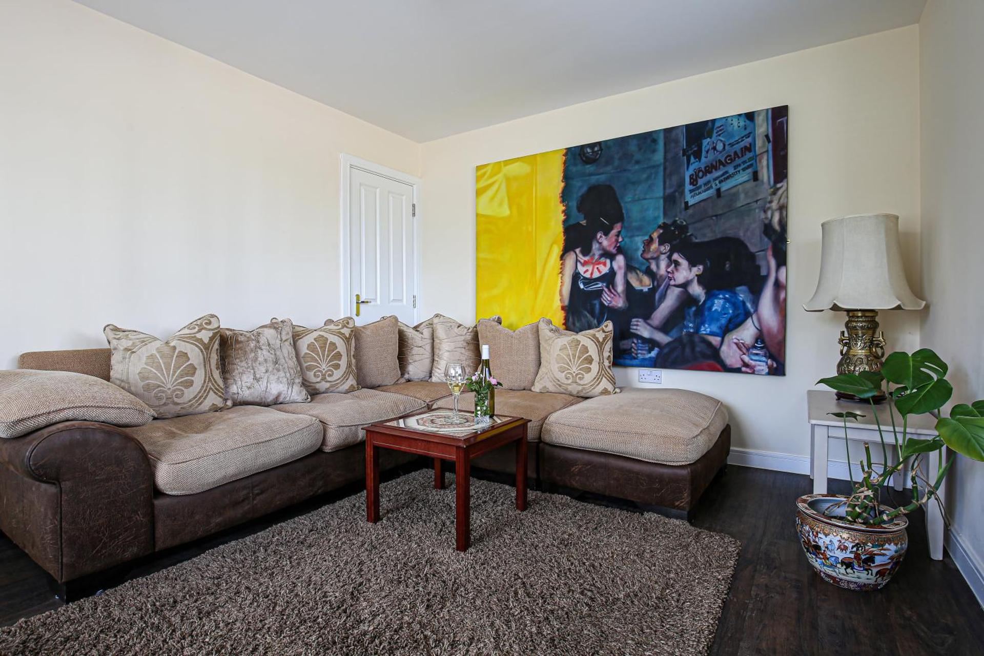 Premium 4 large double bed townhouse in Bicester, next to Bicester Village