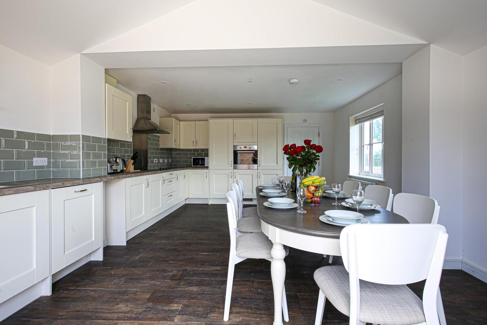 Premium 4 large double bed townhouse in Bicester, next to Bicester Village