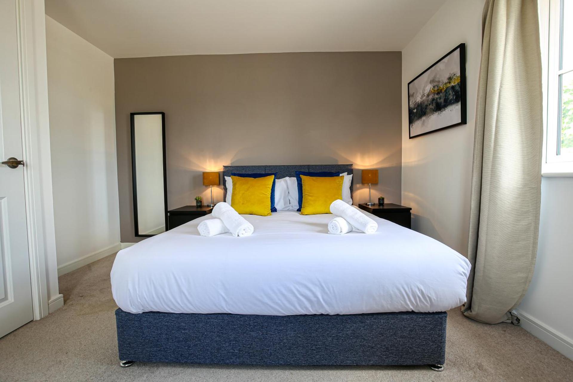 Premium 4 large double bed townhouse in Bicester, next to Bicester Village