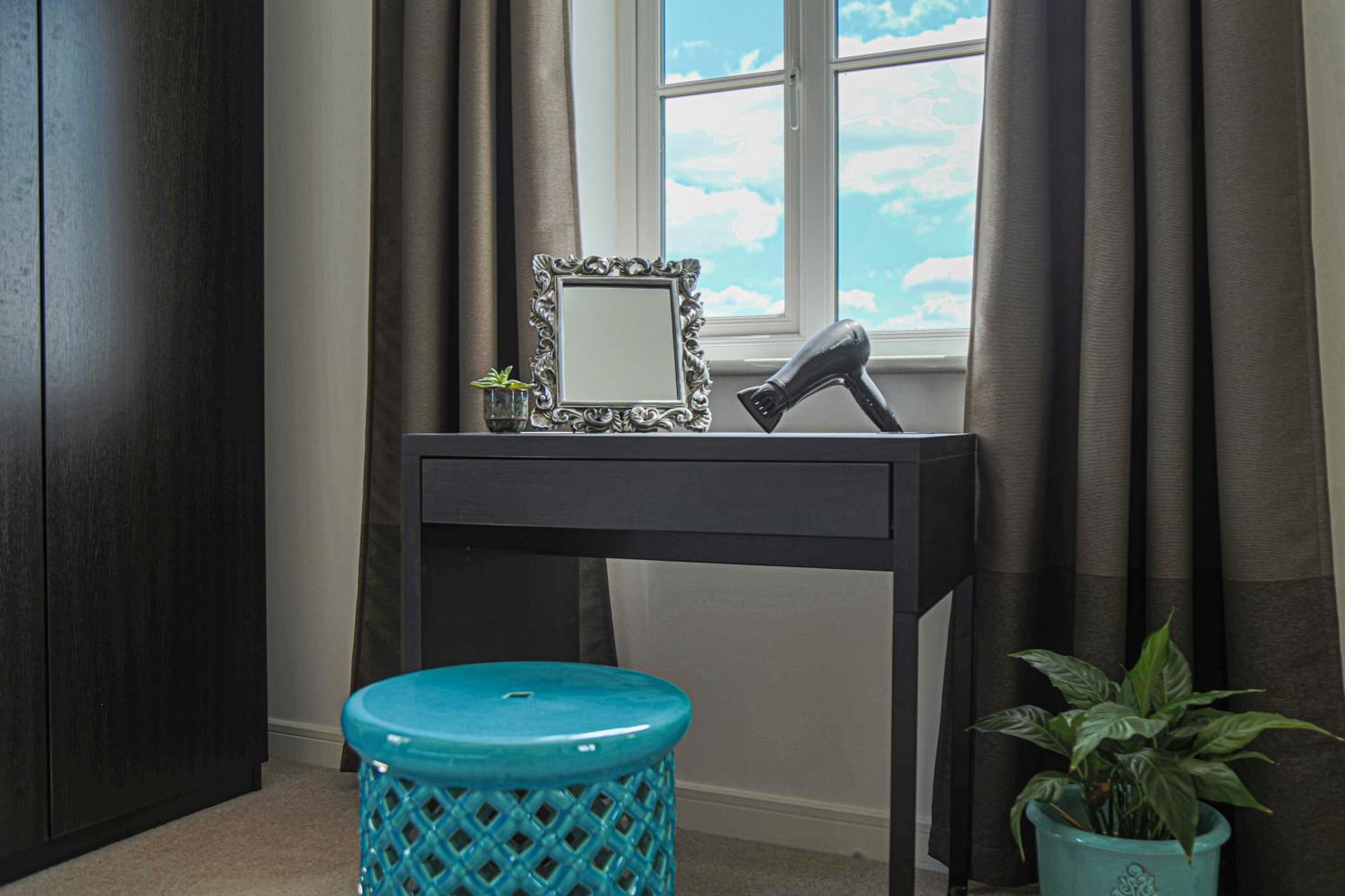 Premium 4 large double bed townhouse in Bicester, next to Bicester Village