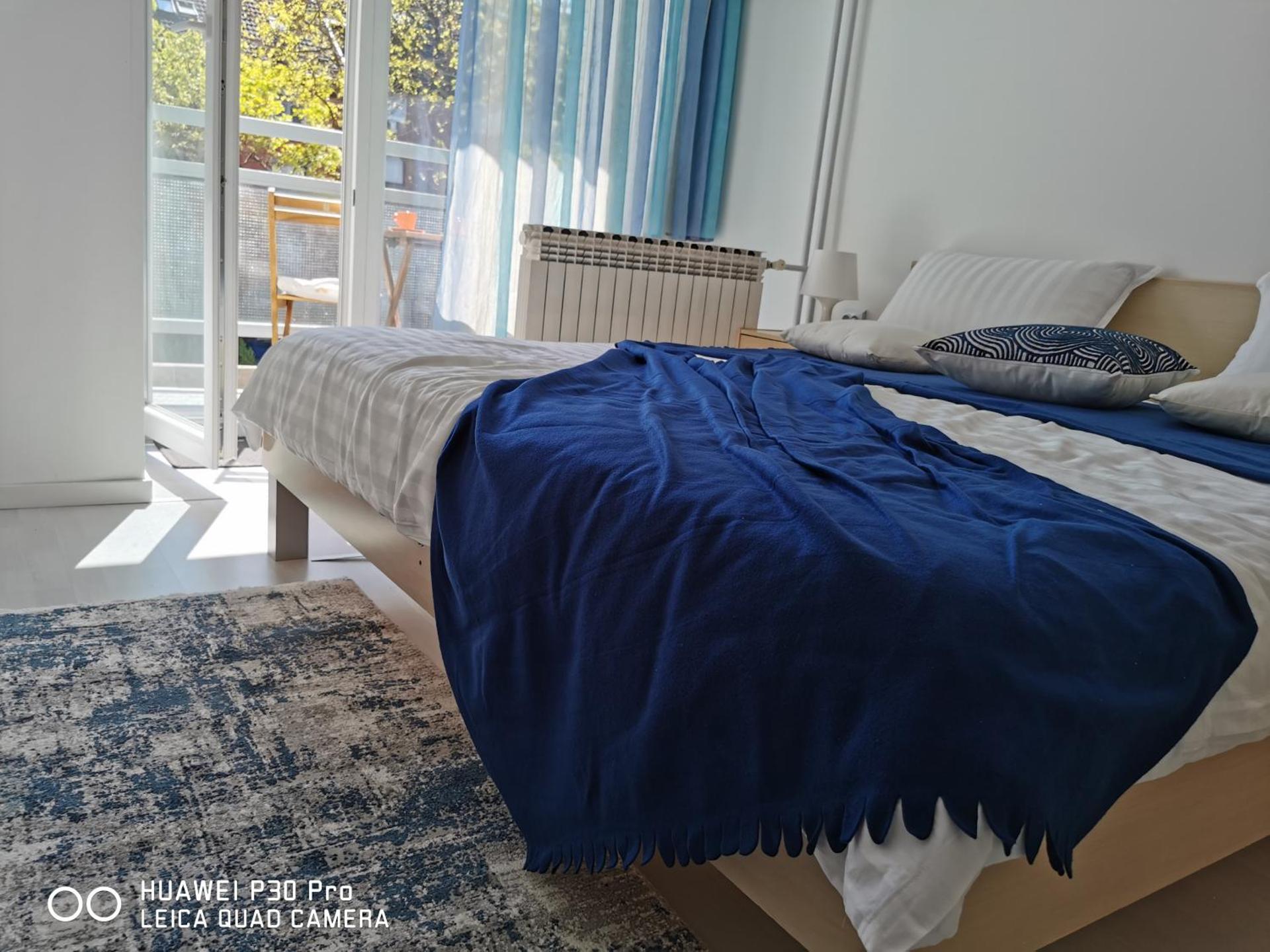 City Lake Pearl #lake Jarun#green area#free parking#cafes, tram to city, markets#balcony&sunny&easy self check in 24-7