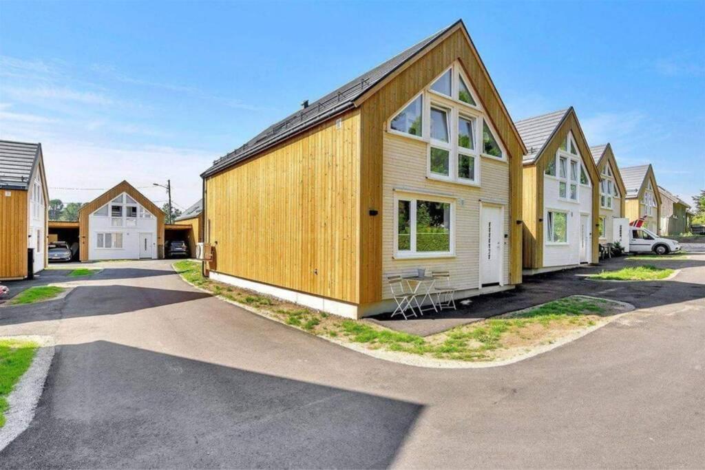 Nybygd feriebolig rett ved strand til leie!