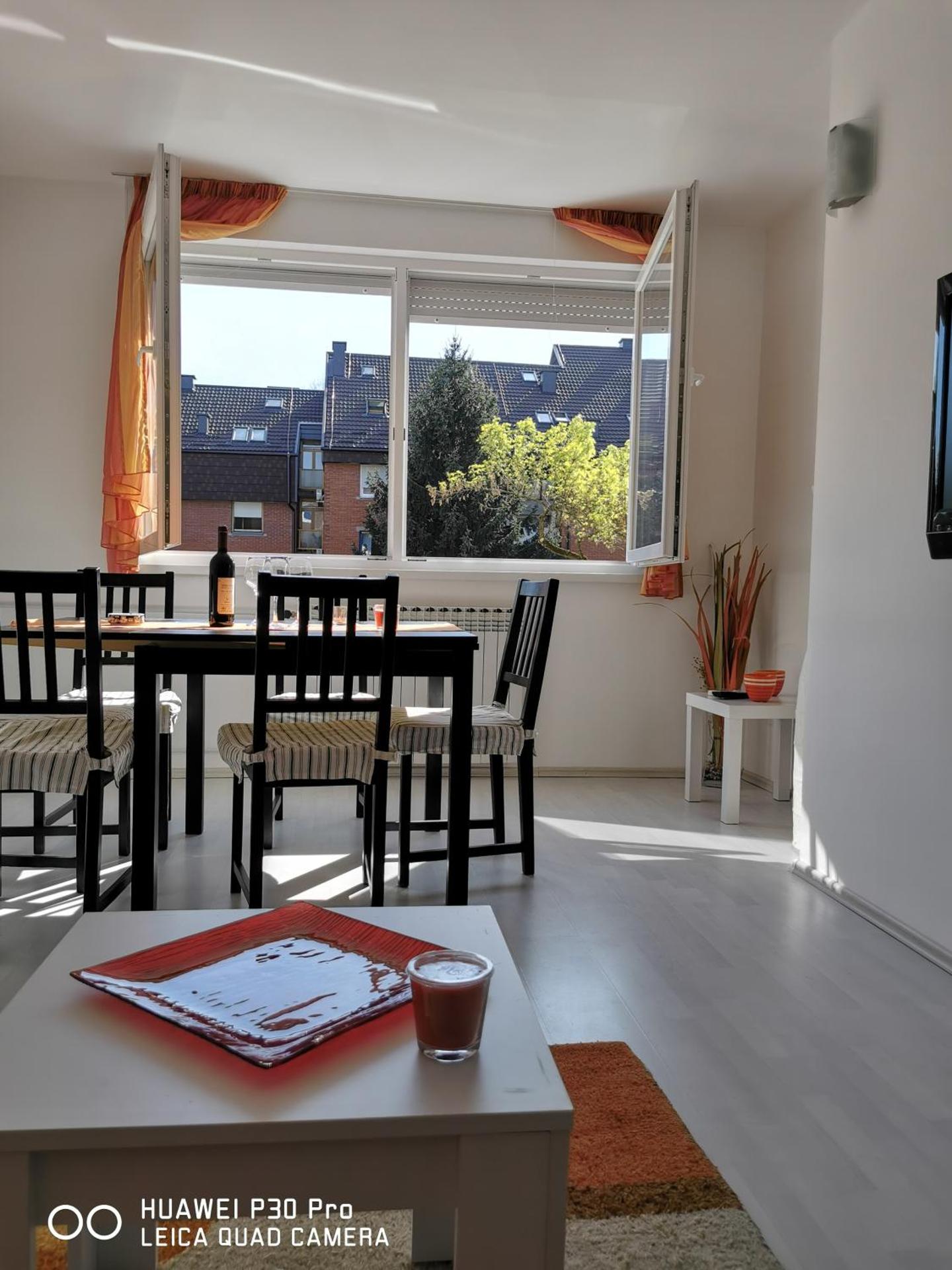 City Lake Pearl #lake Jarun#green area#free parking#cafes, tram to city, markets#balcony&sunny&easy self check in 24-7