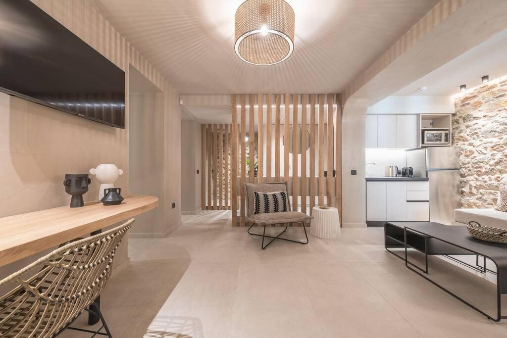 Apollonos 28 Luxury Suites