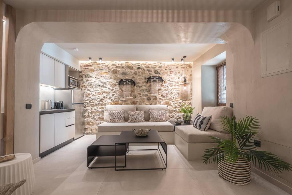 Apollonos 28 Luxury Suites
