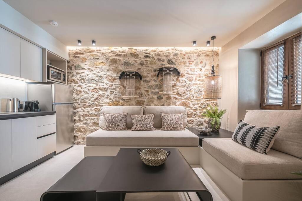 Apollonos 28 Luxury Suites