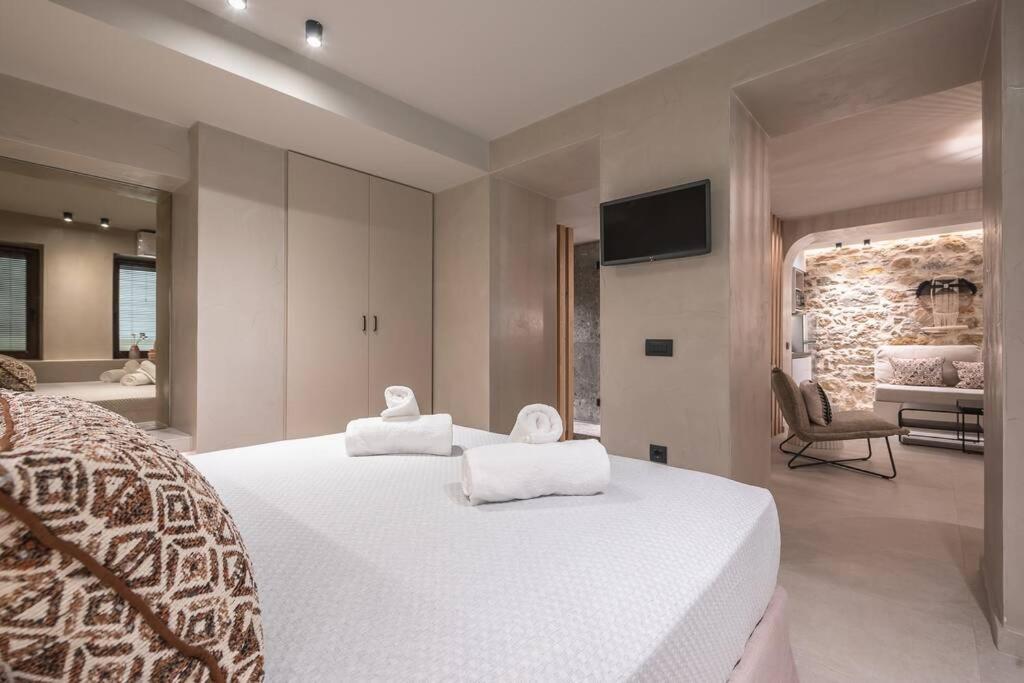 Apollonos 28 Luxury Suites