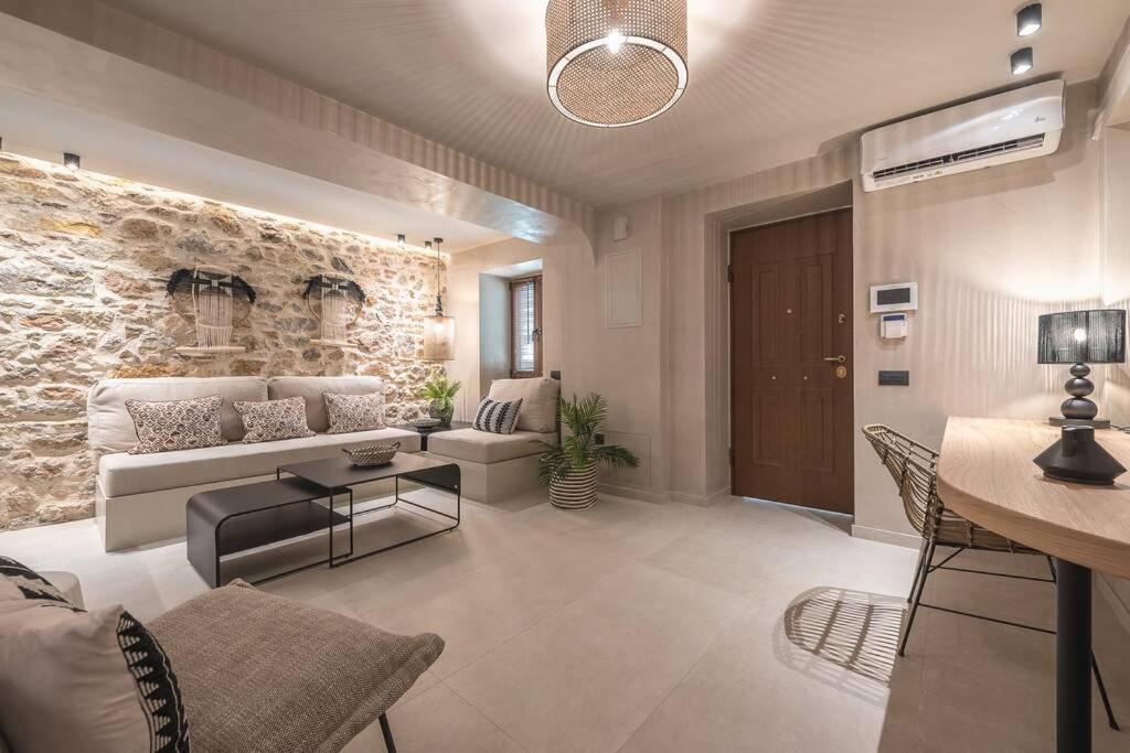 Apollonos 28 Luxury Suites