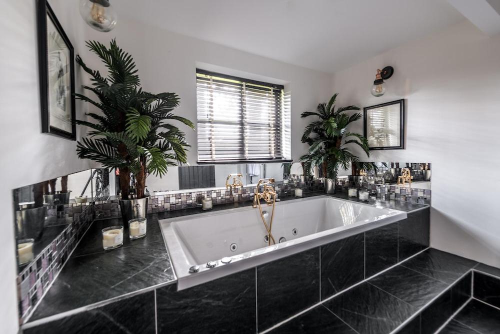 King Room with Spa Bath