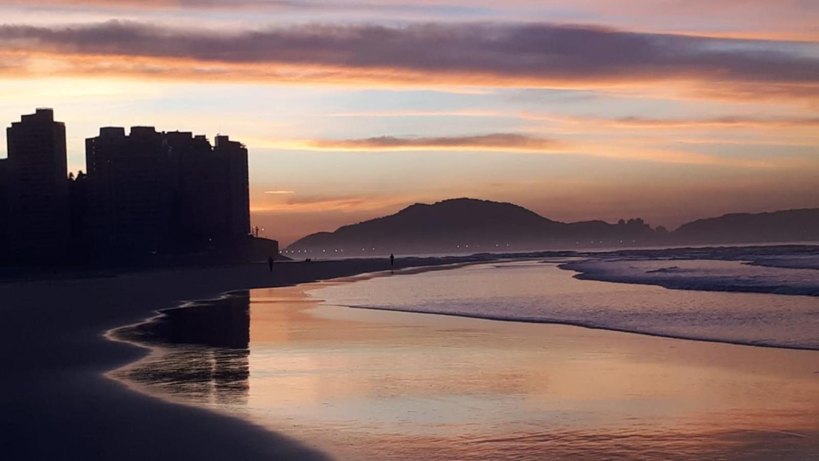 Studio 814 pitangueiras - na quadra da praia - com ar condicionado!