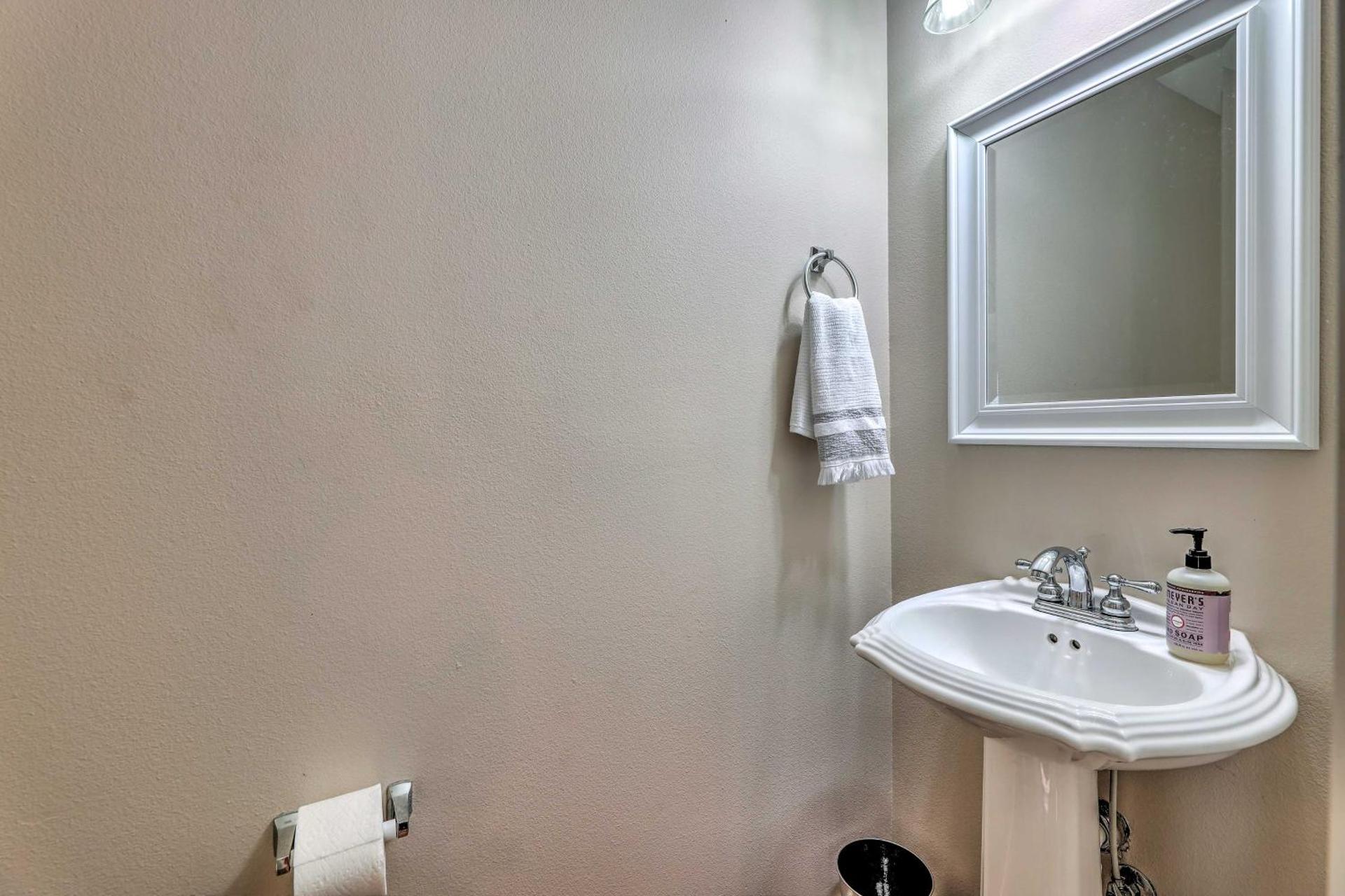 Charming Springdale Townhome about 5 Mi to Dtwn!