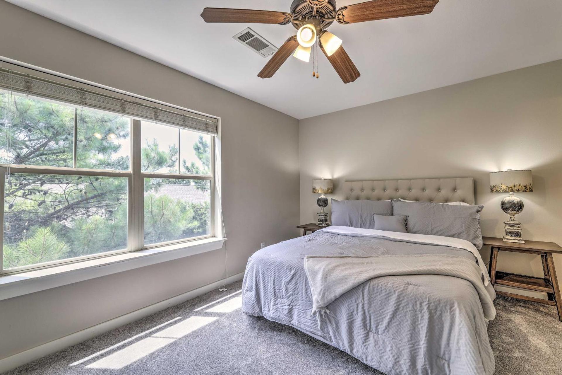 Charming Springdale Townhome about 5 Mi to Dtwn!