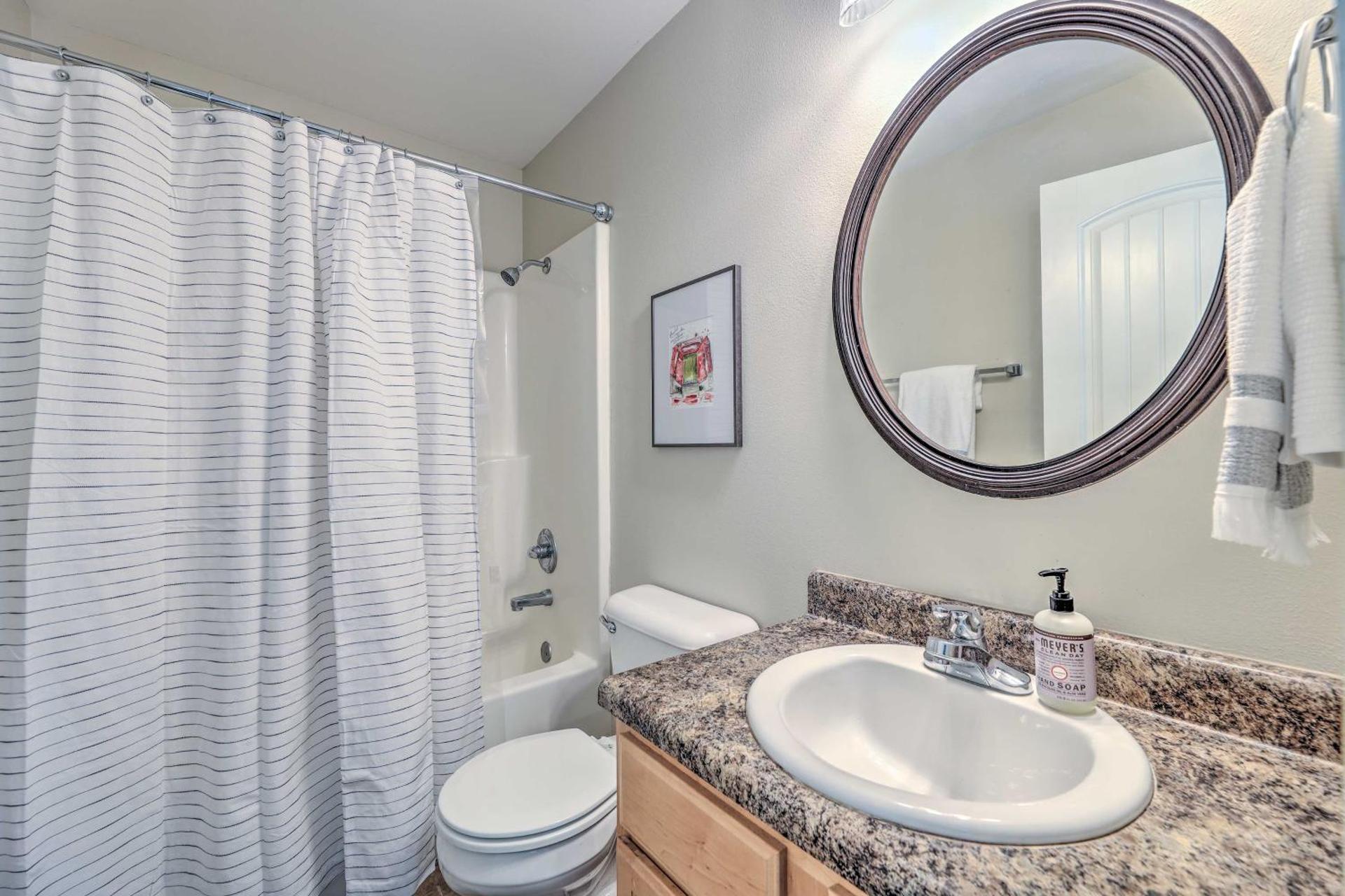 Charming Springdale Townhome about 5 Mi to Dtwn!