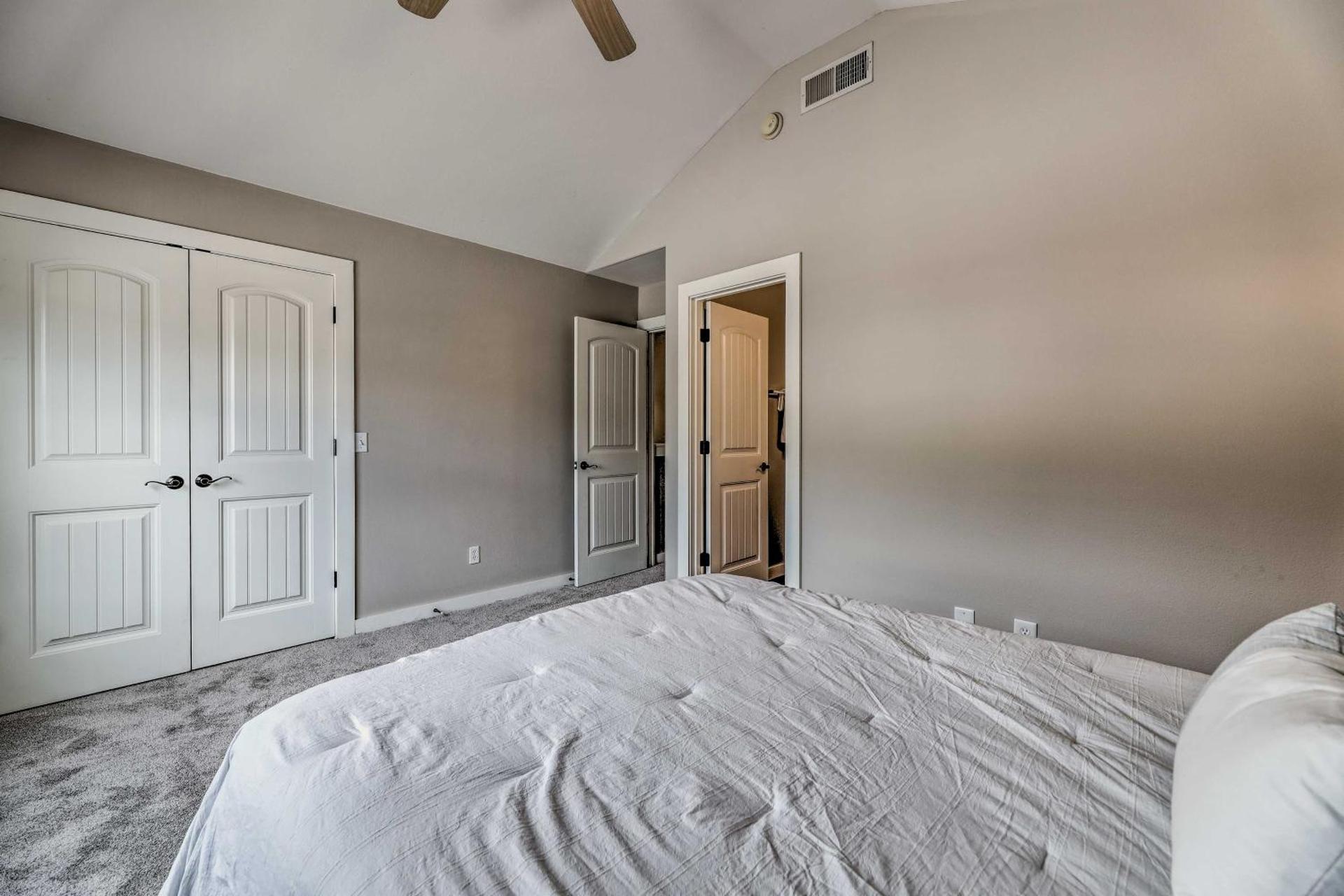 Charming Springdale Townhome about 5 Mi to Dtwn!