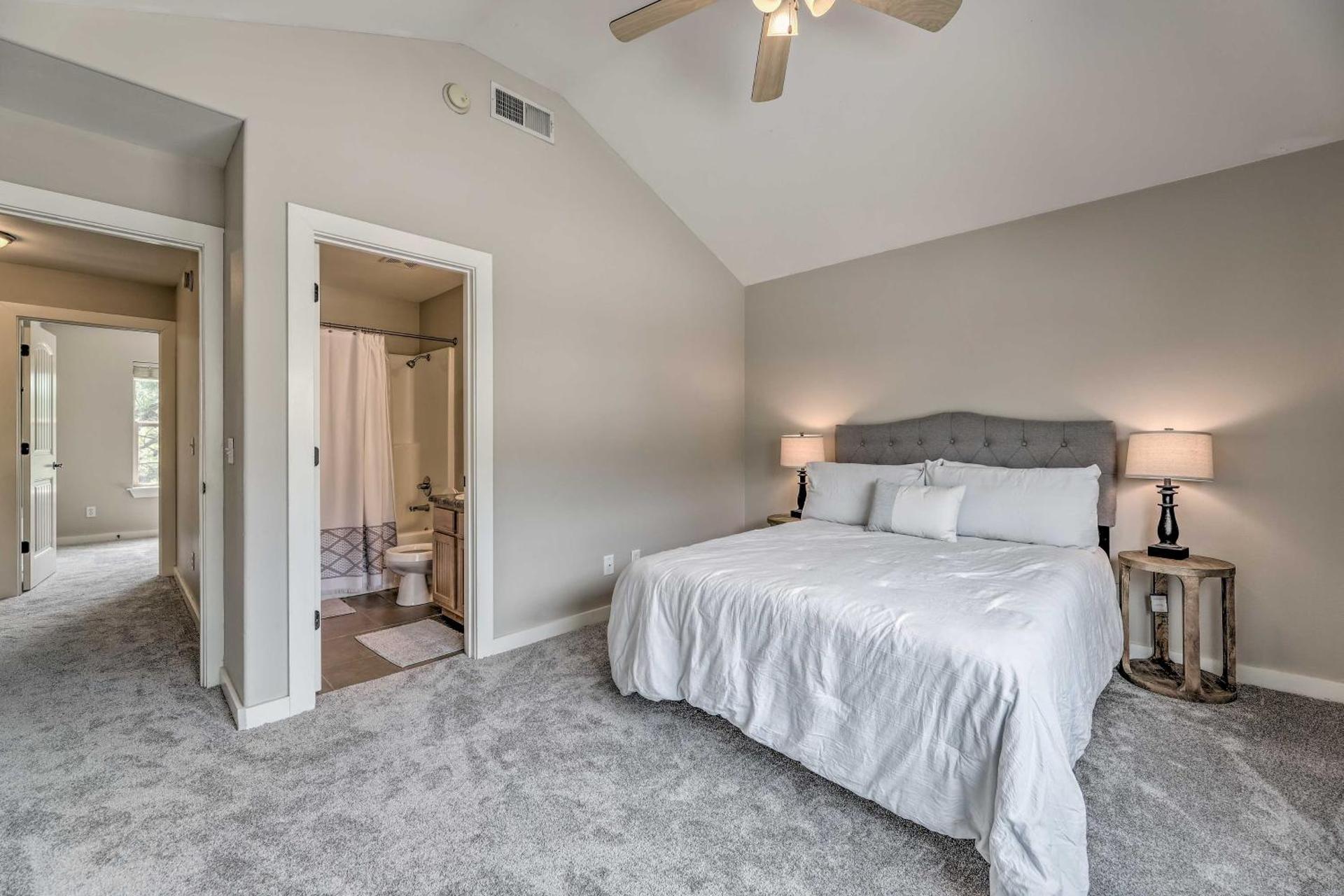 Charming Springdale Townhome about 5 Mi to Dtwn!