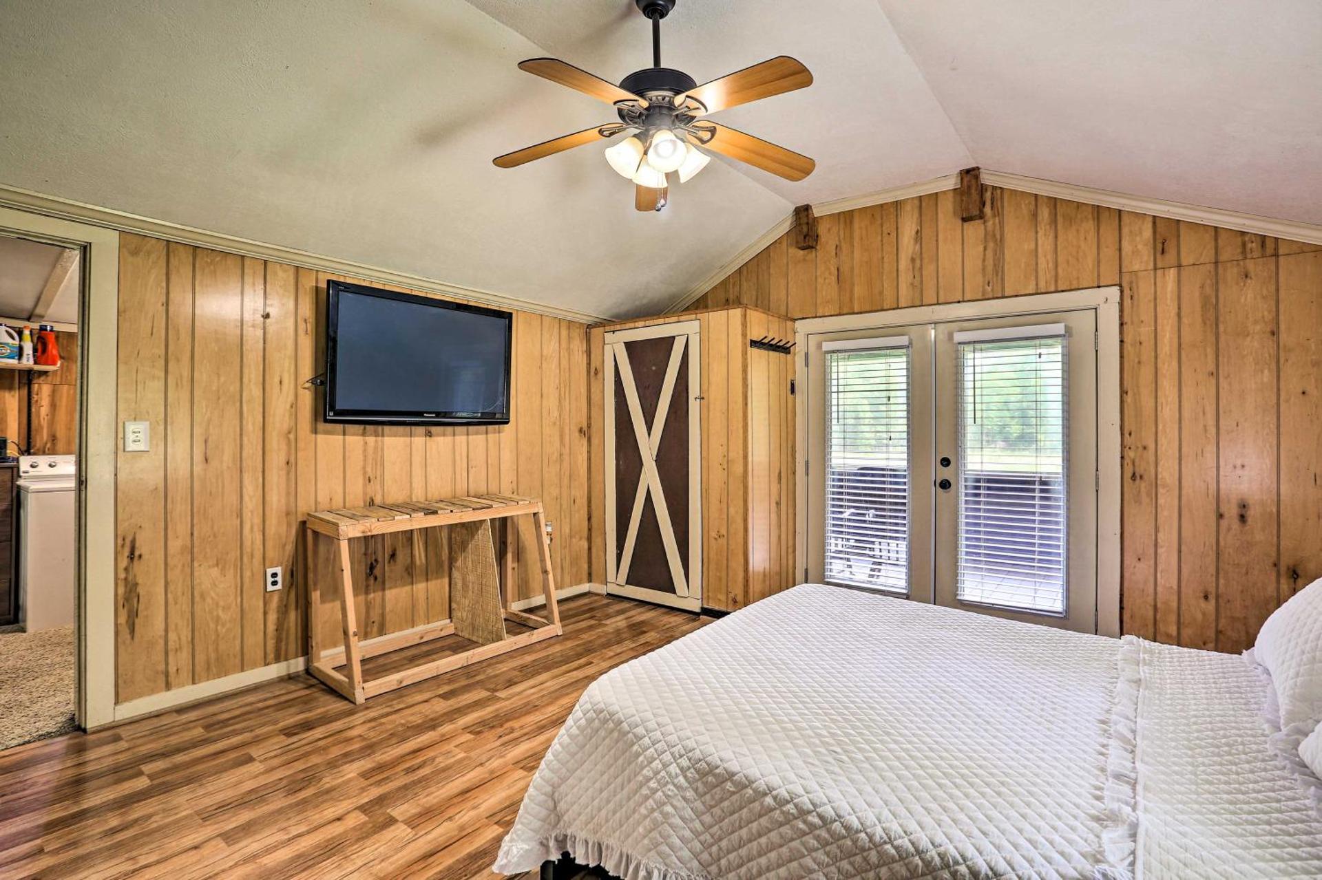 1950s Serenity Pond Cabin with View Peace and Quiet!