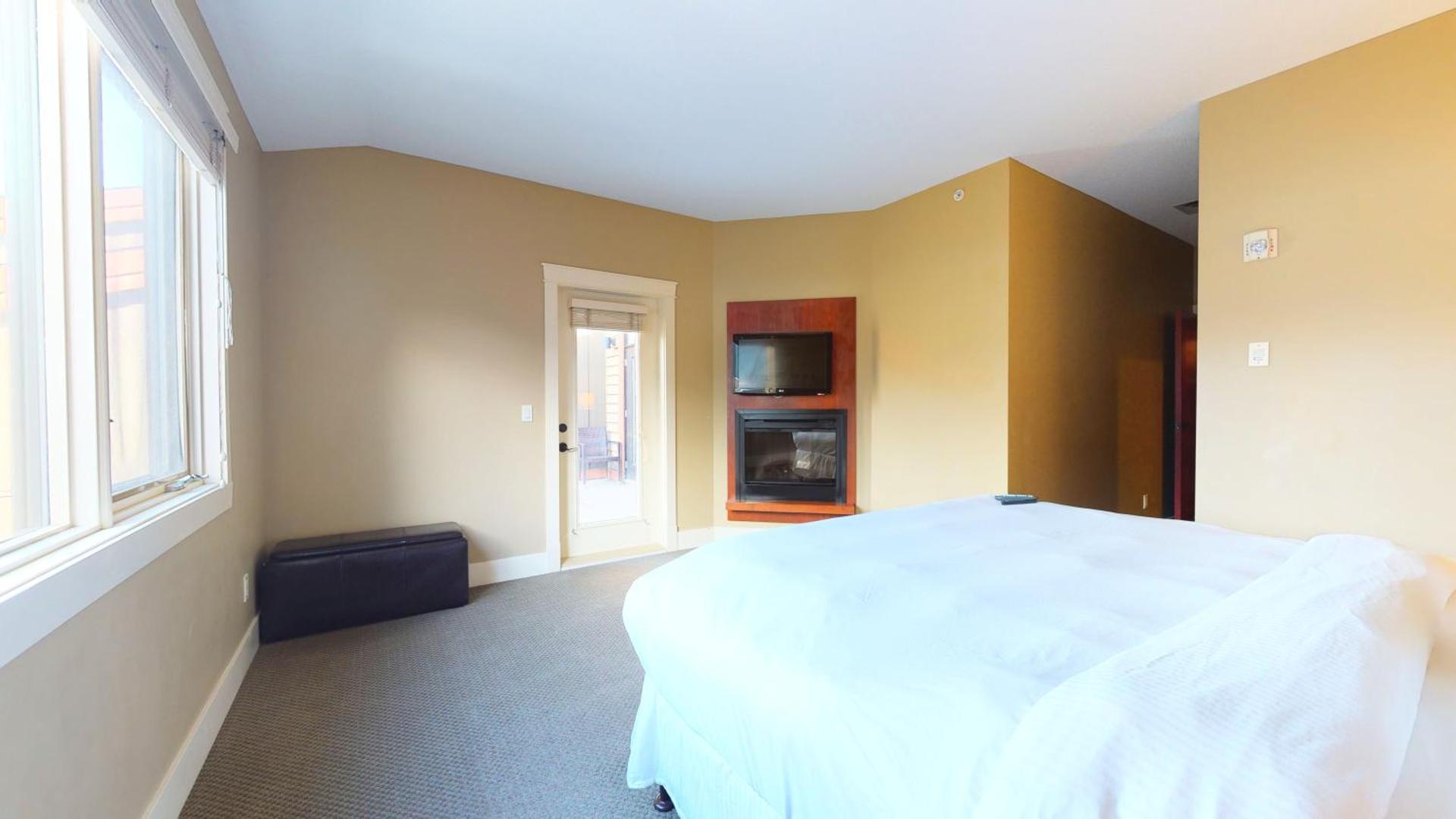 Spectacular Penthouse With Amazing Views, Indoor Pool and Hot tub