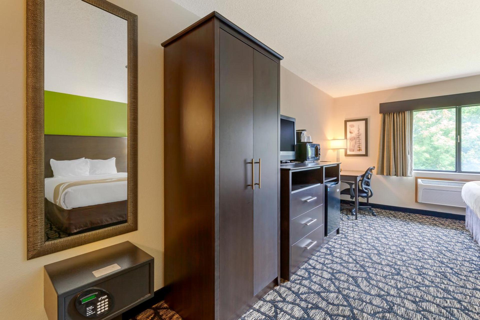 Standard Queen Room with Two Queen Beds - Non Smoking 