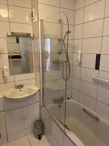 Monaghans Harbour Hotel