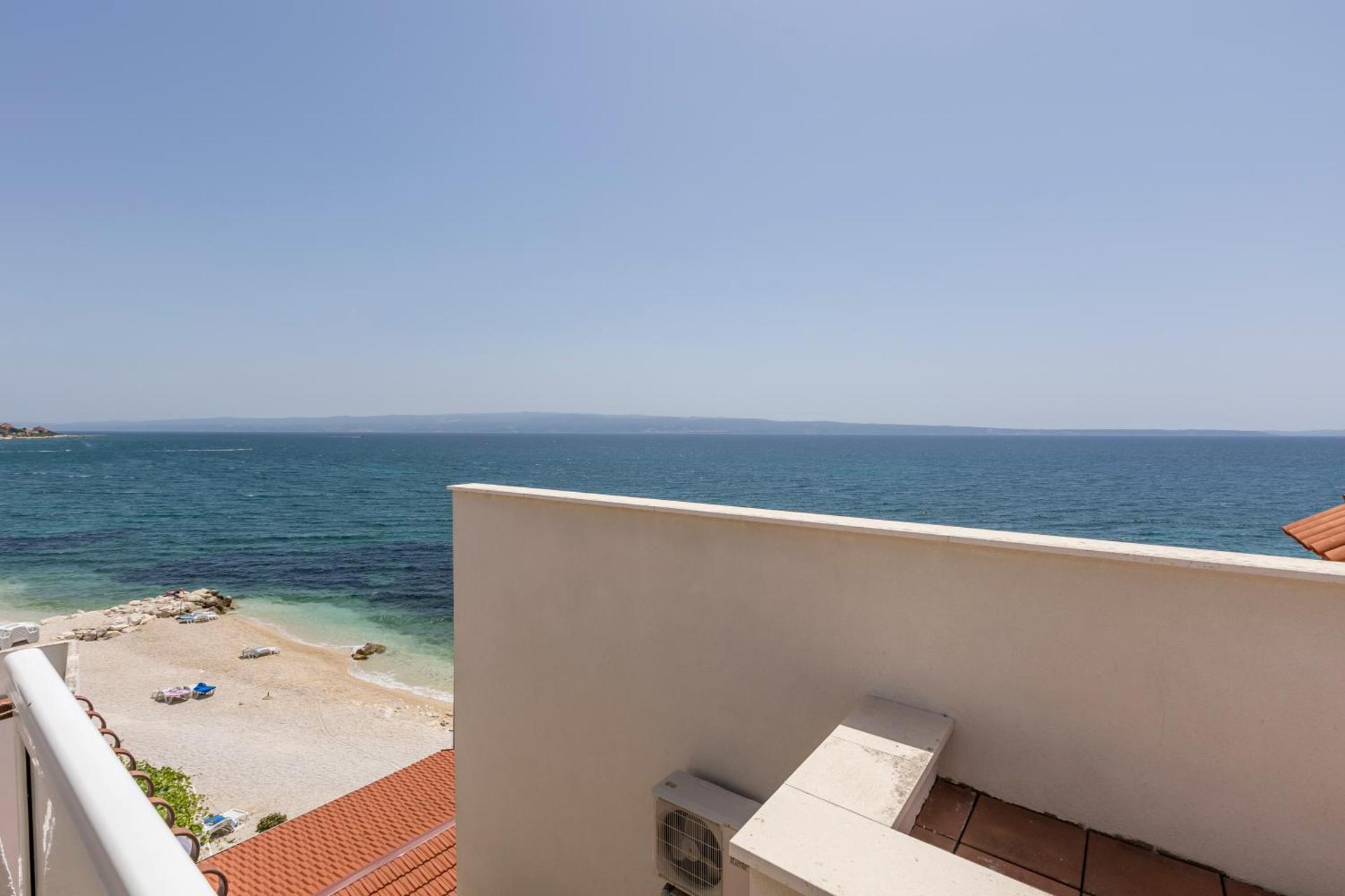 Deluxe Double Room with Side Sea View