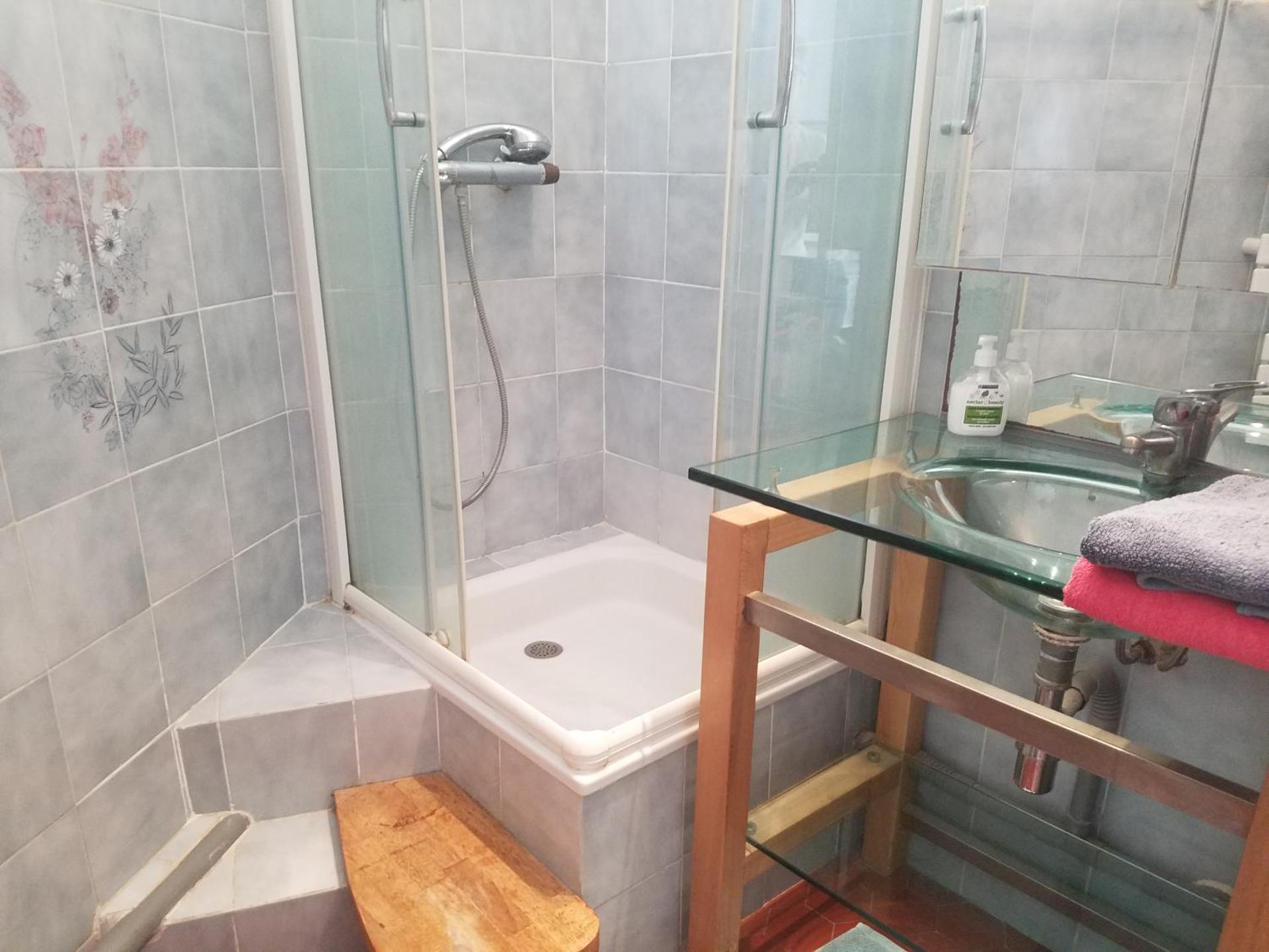 STUDIO CLIMATISE avec MEZZANINE au calme avec terrasse et parking idéalement situé pour tout faire à pied !