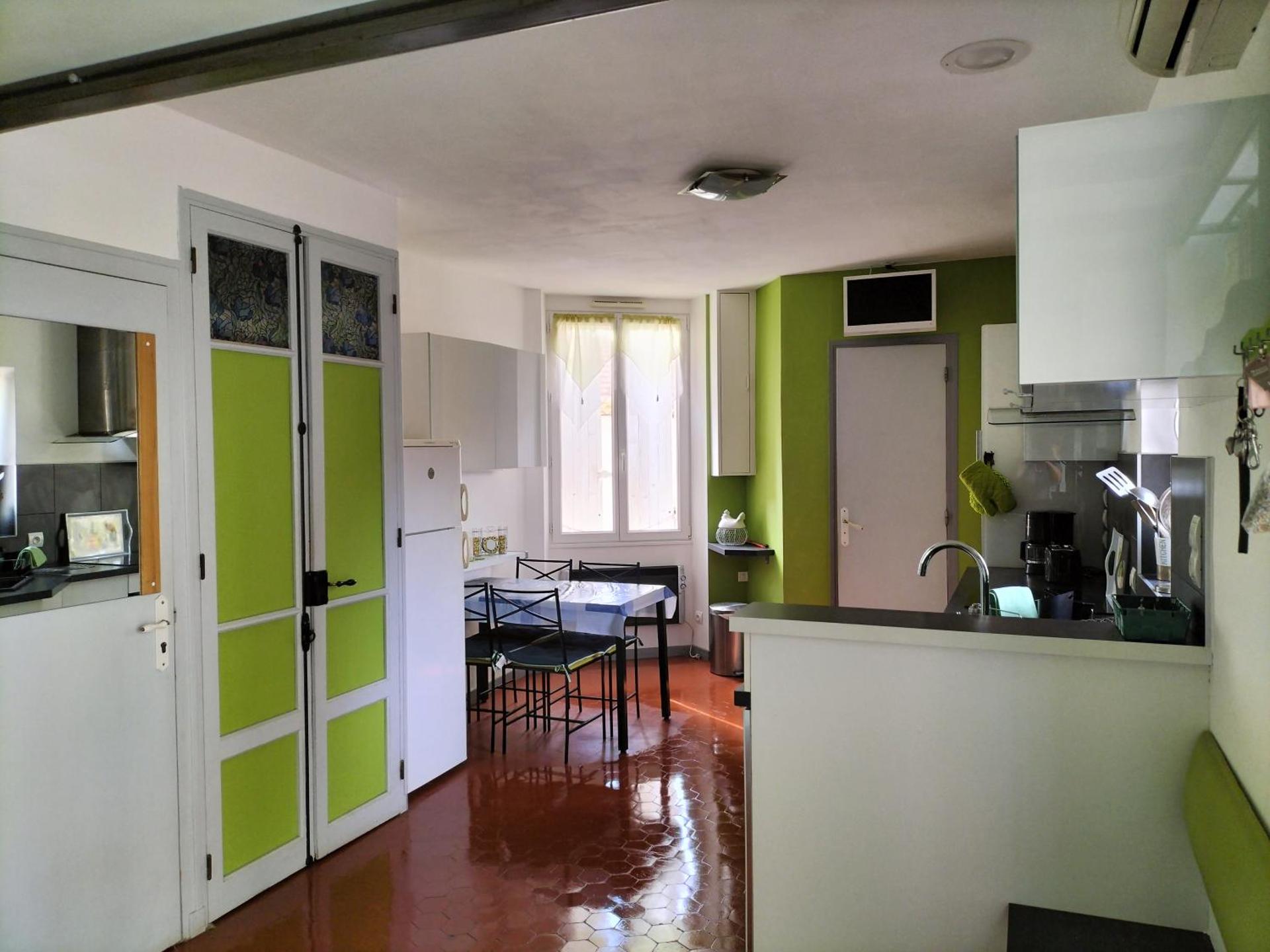 STUDIO CLIMATISE avec MEZZANINE au calme avec terrasse et parking idéalement situé pour tout faire à pied !