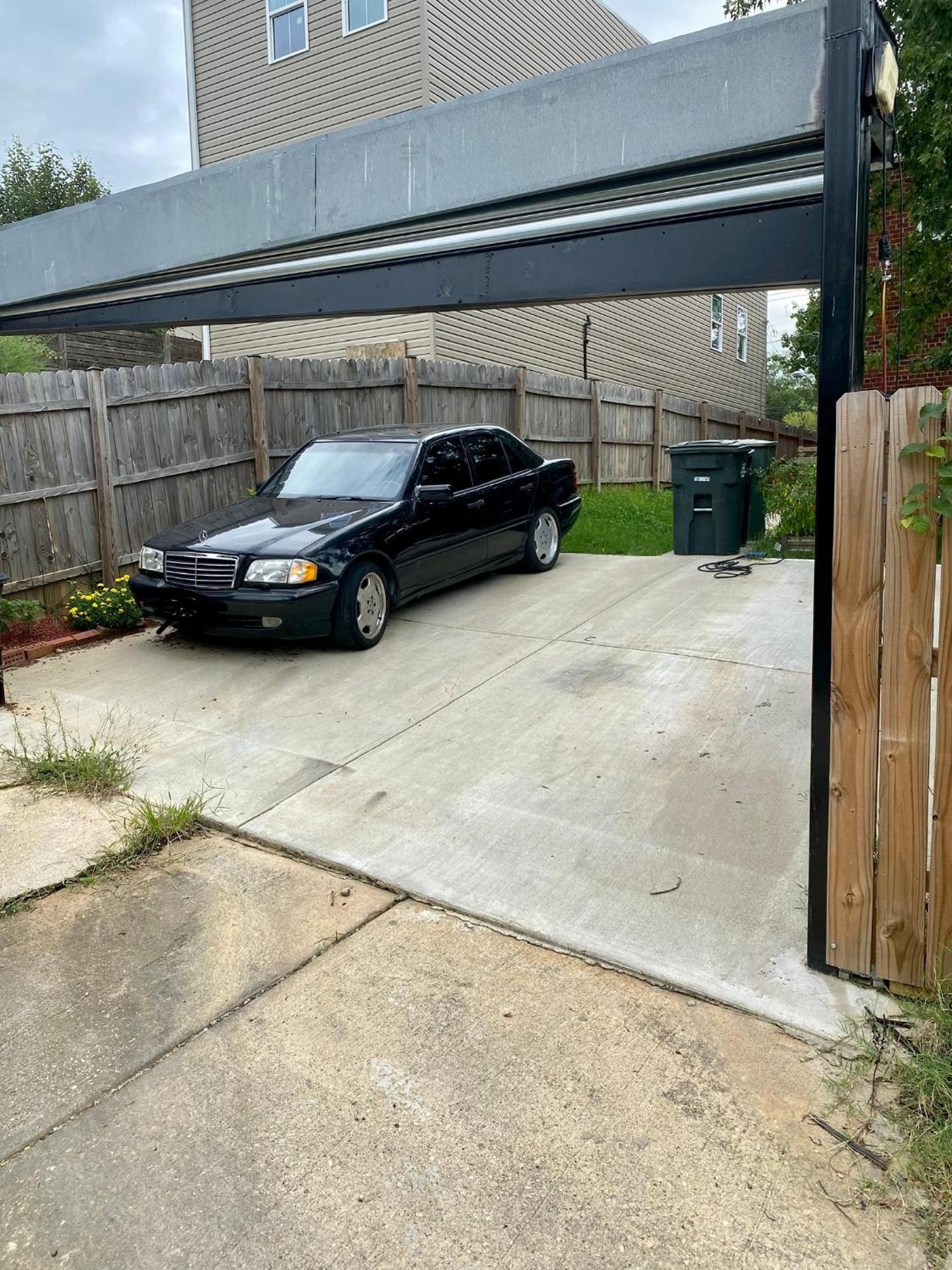 Urban Retreat Basement Studio Only Two Blocks From Metro! OFF STREET PARKING!