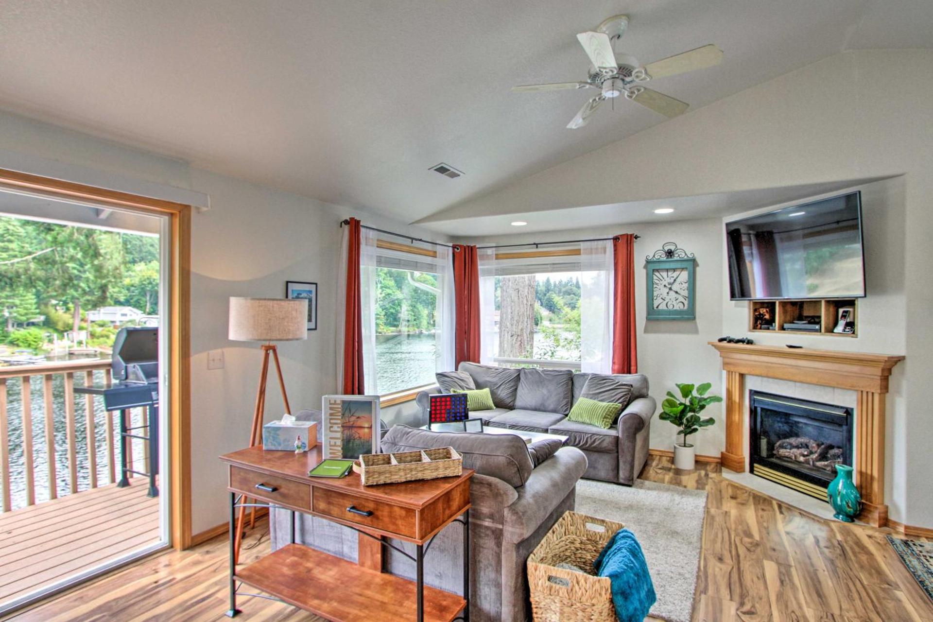 The Peacock House - Waterfront Home with Hot Tub!